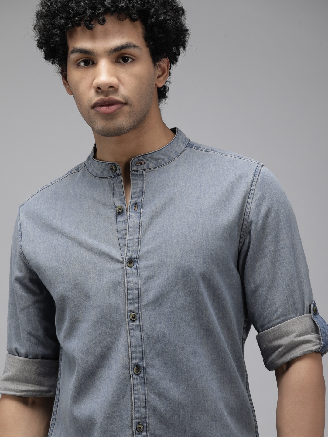 

The Roadster Lifestyle Co Men Blue Solid Cotton Chambray Shirt