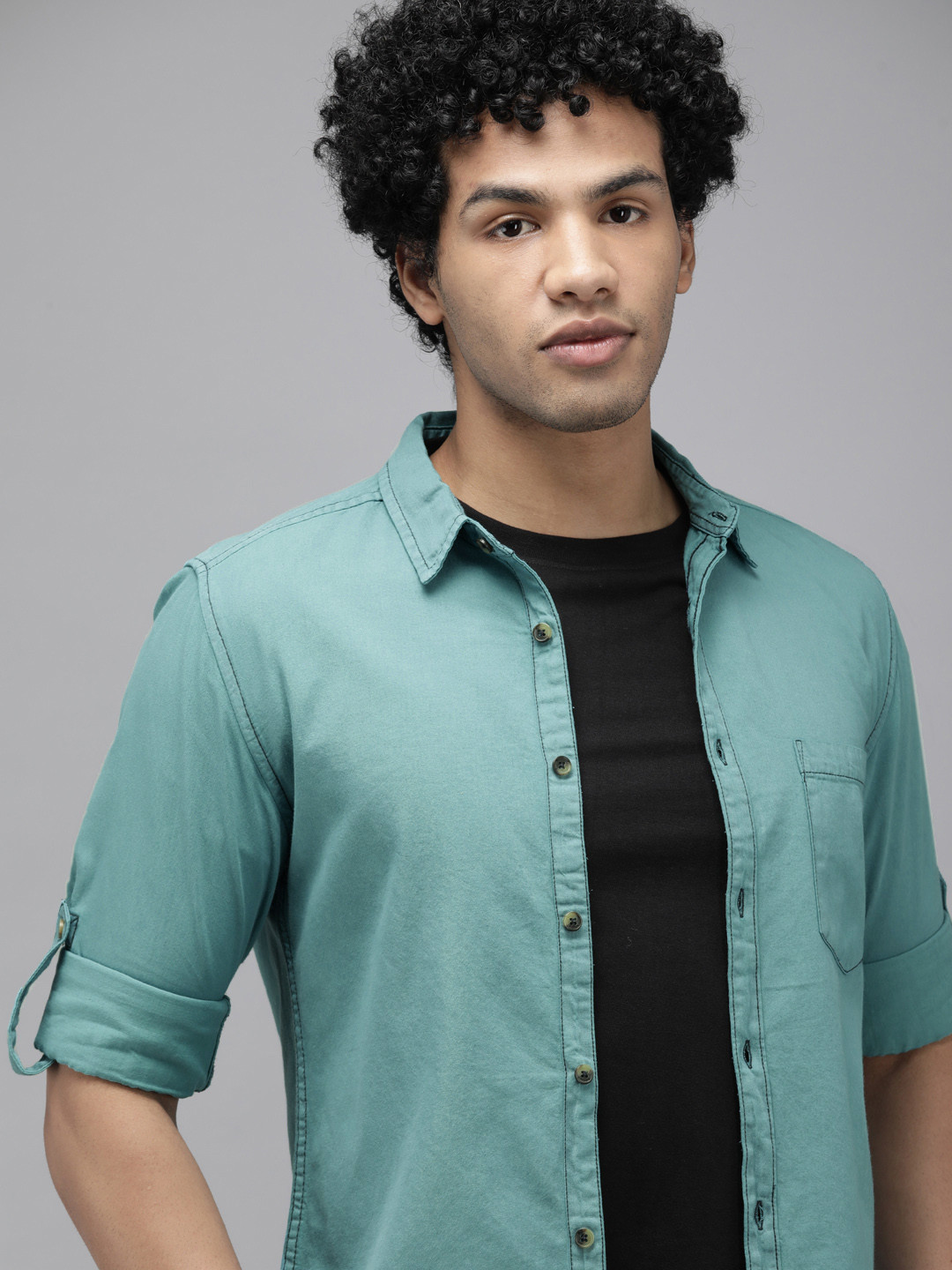 

The Roadster Lifestyle Co Men Green Solid Cotton Casual Shirt