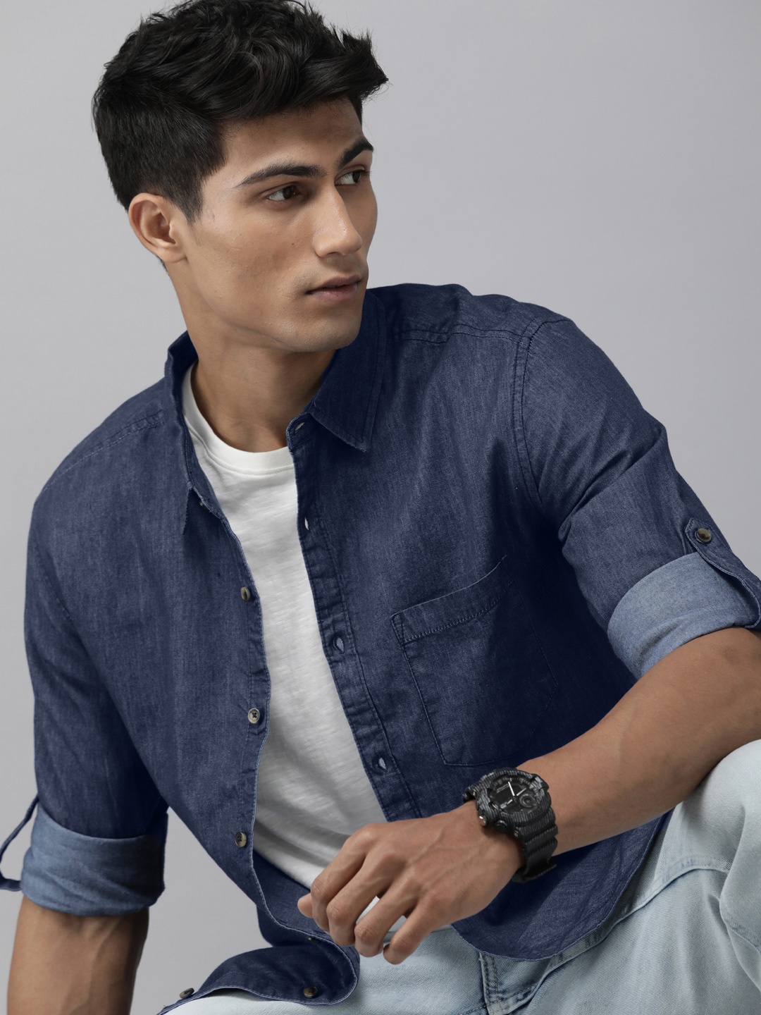 

The Roadster Lifestyle Co Men Navy Blue Solid Cotton Chambray Shirt
