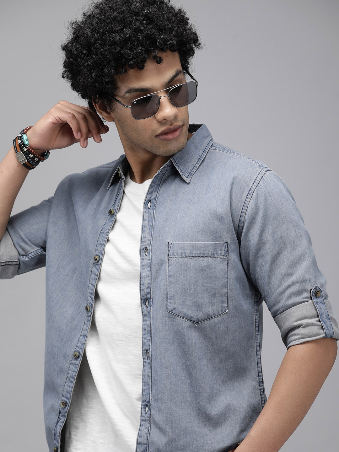 

The Roadster Lifestyle Co Men Blue Solid Cotton Chambray Shirt