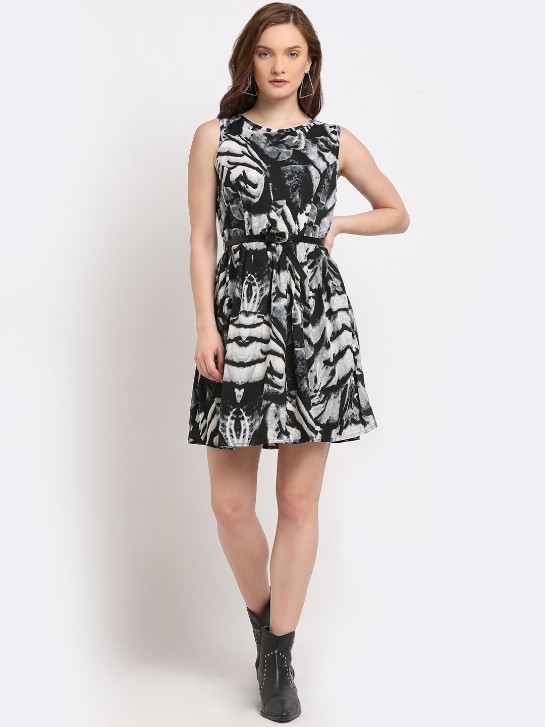 

La Zoire Black & Grey Crepe Dress