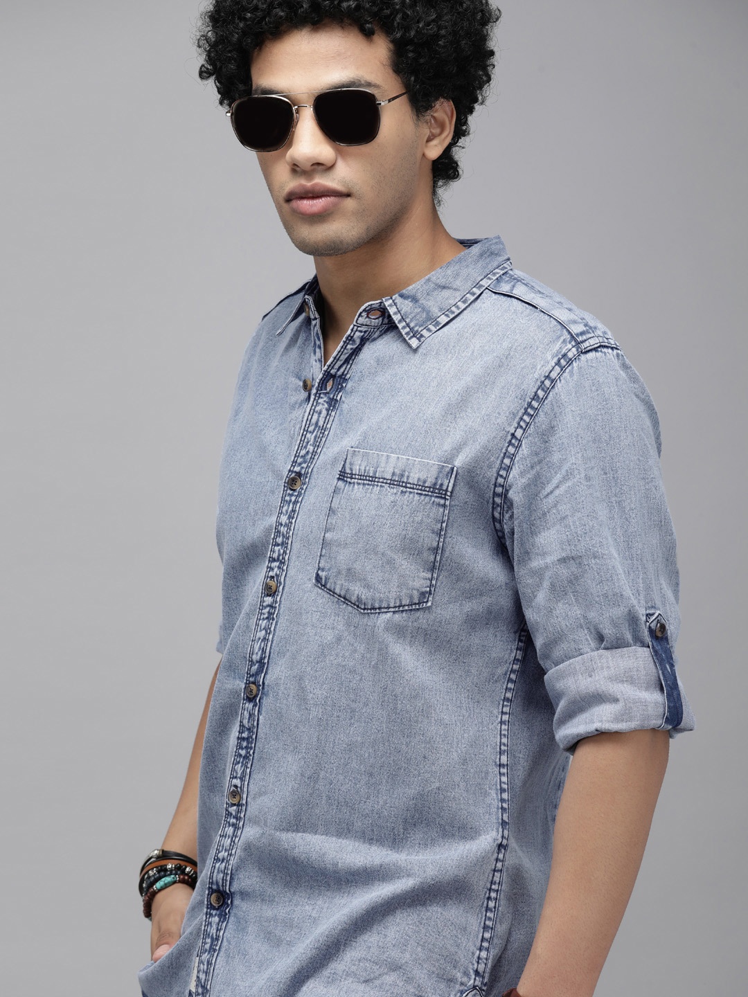 

The Roadster Lifestyle Co Men Blue Solid Washed Cotton Denim Shirt