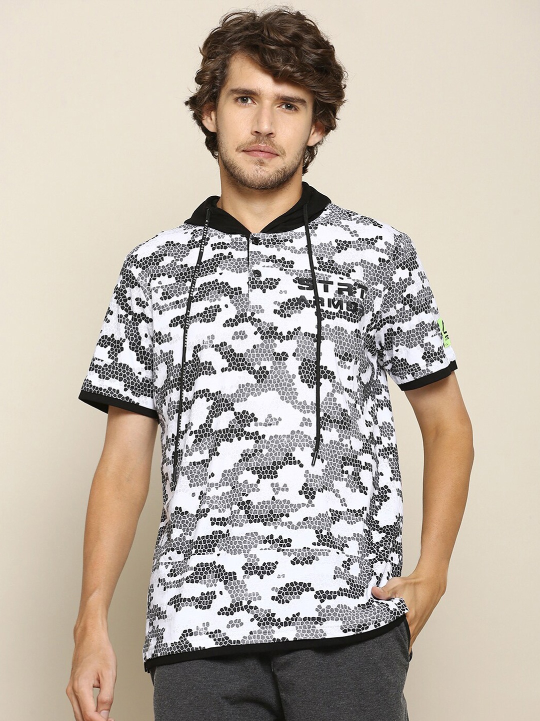 

Street Armor by Pantaloons Men Black & White Printed Hooded T-shirt