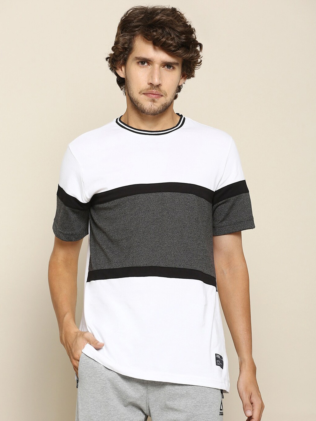 

Street Armor by Pantaloons Men White & Grey Colourblocked T-shirt