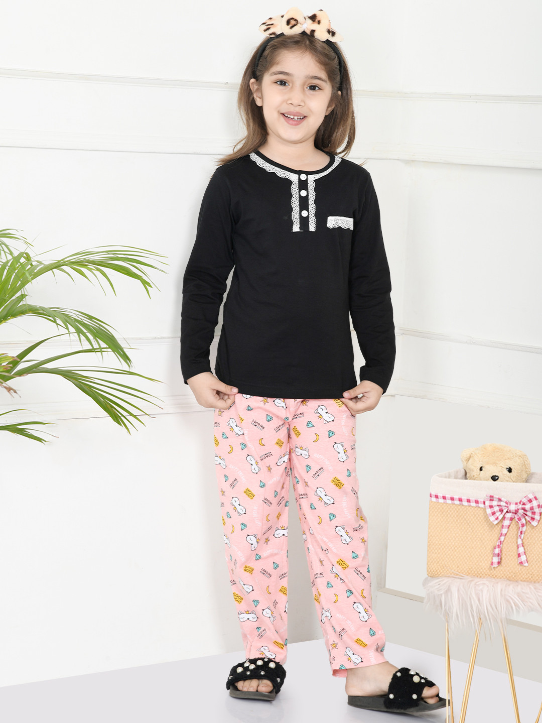 

LilPicks Girls Black & Peach Printed Nightsuit