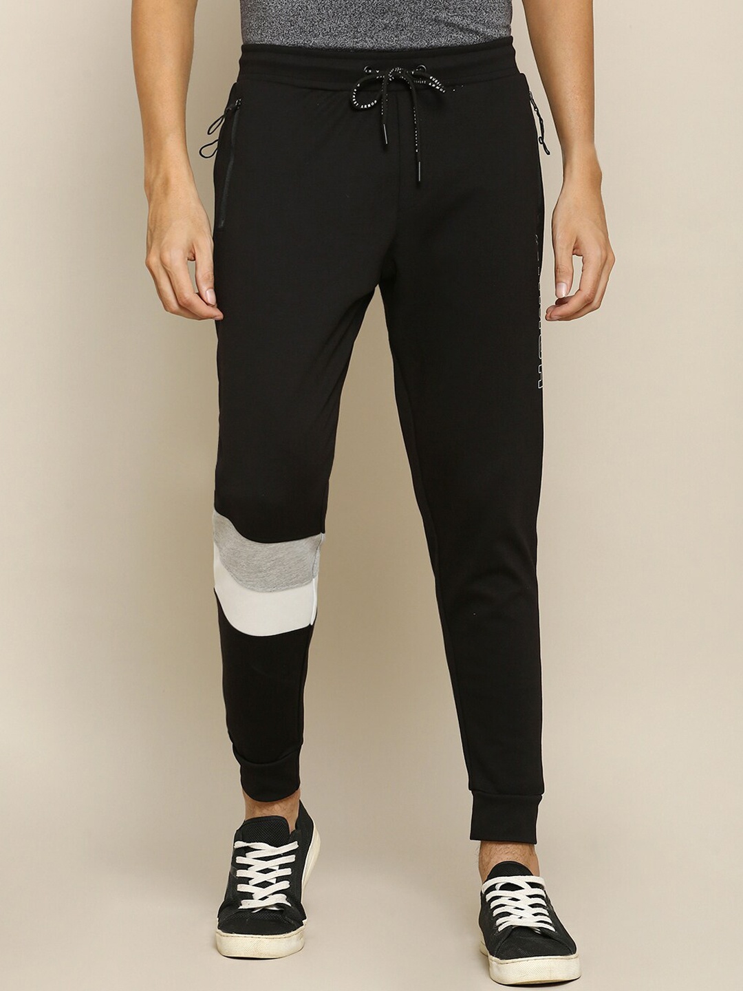 

Street Armor by Pantaloons Men Black Solid Slim-Fit Joggers