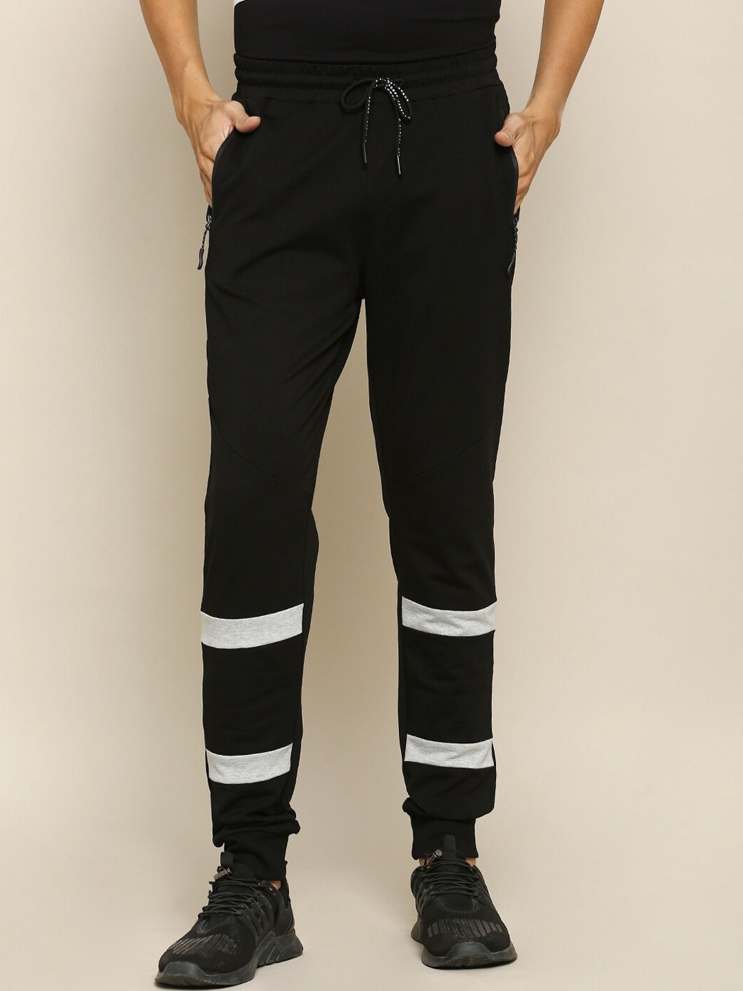 

Street Armor by Pantaloons Men Black & White Solid Joggers