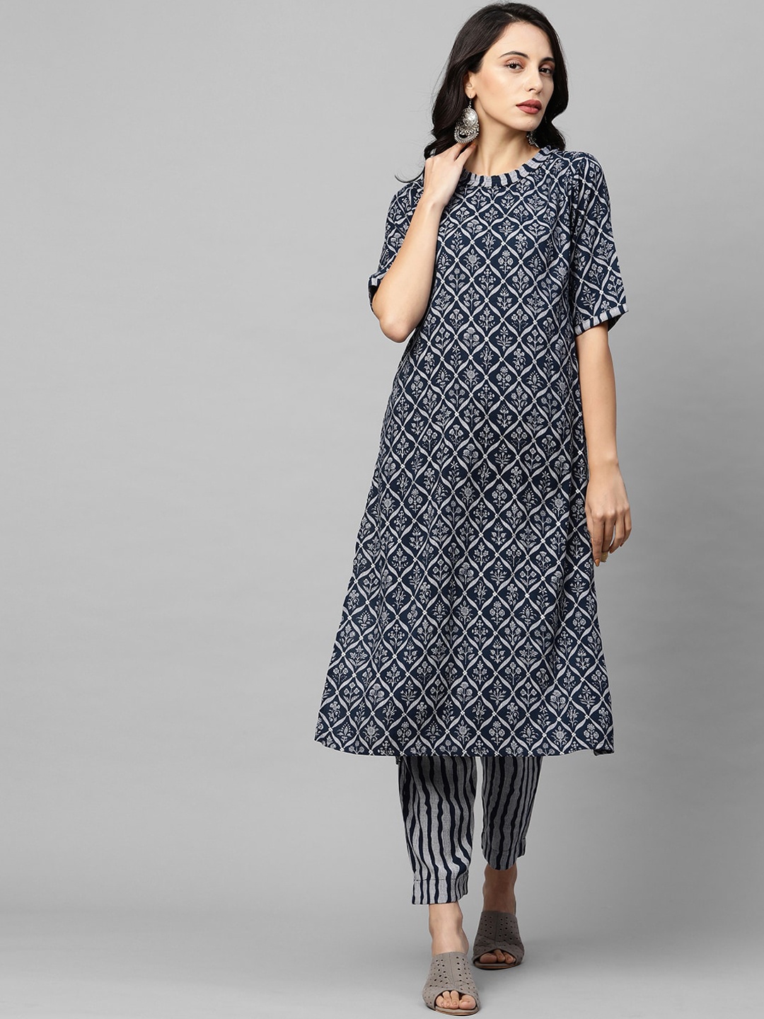 

FASHOR Women Navy Blue & White Floral Printed Regular Kurta with Trousers