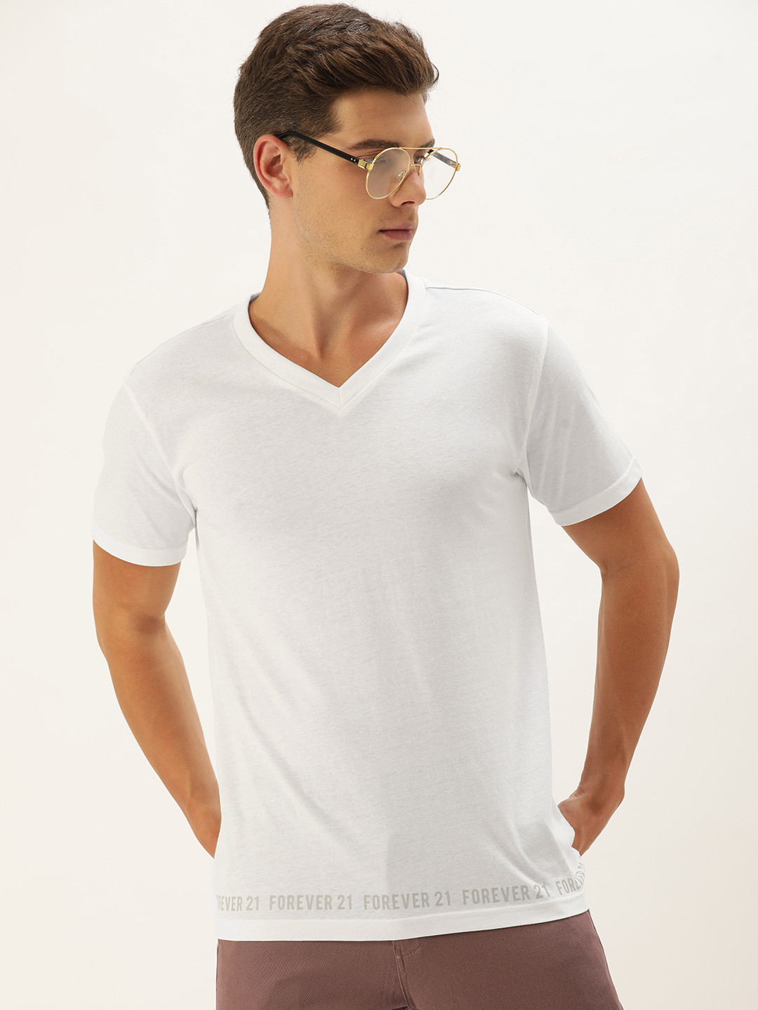 

FOREVER 21 Men White Solid V-Neck Casual T-shirt