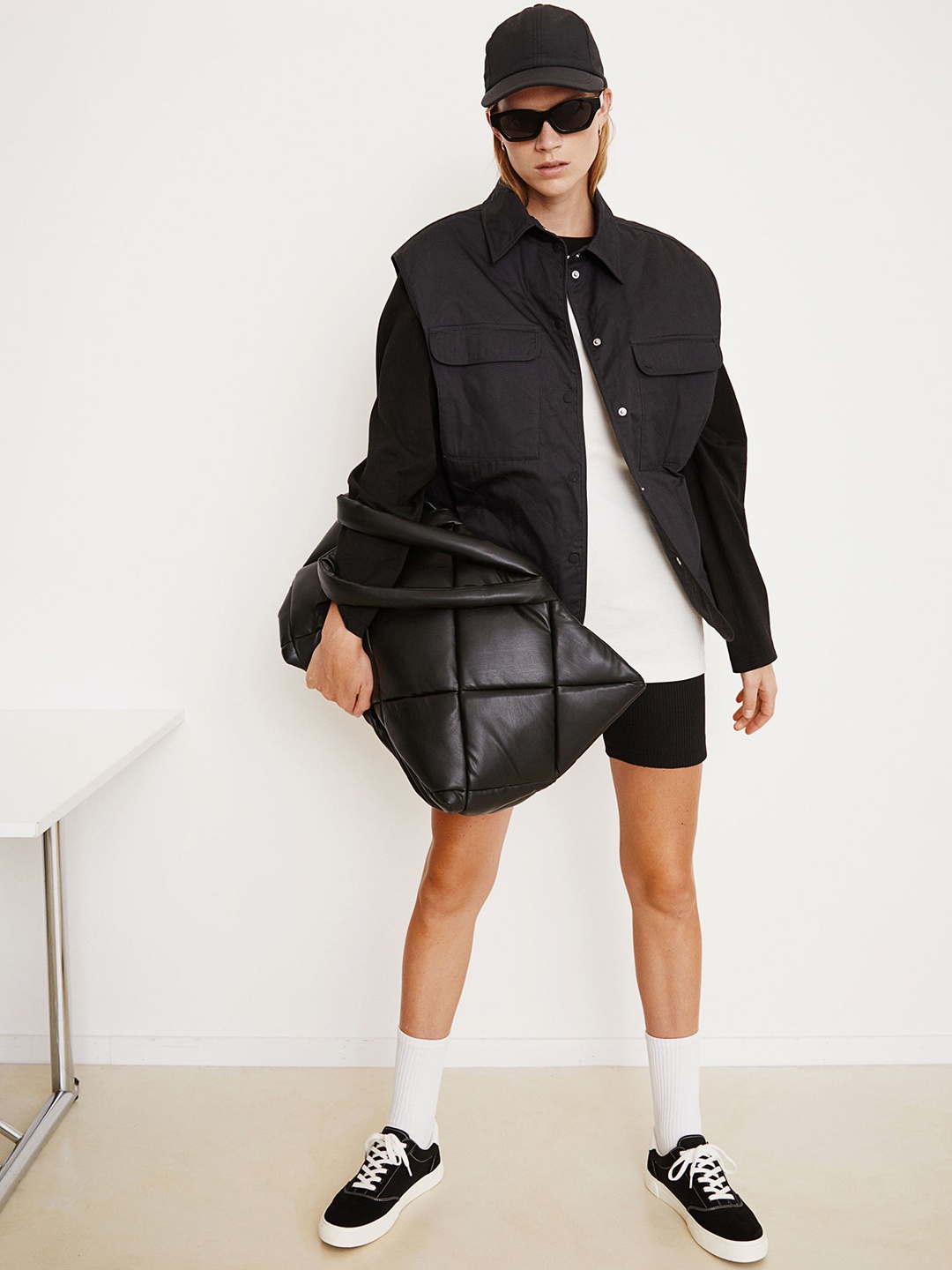 

H&M Women Black Quilted Gilet