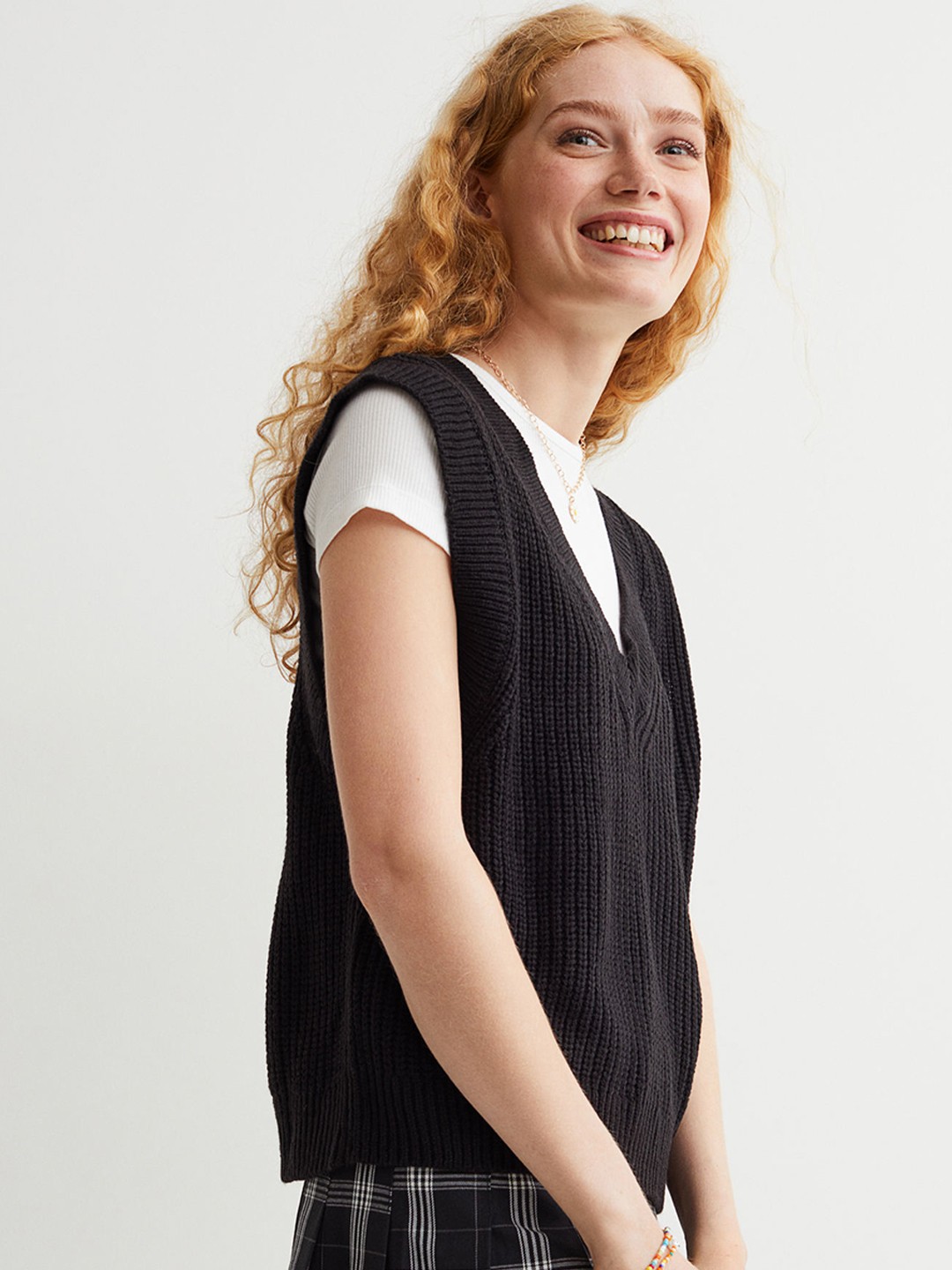 

H&M Women Black Solid Ribbed Sweater Vest