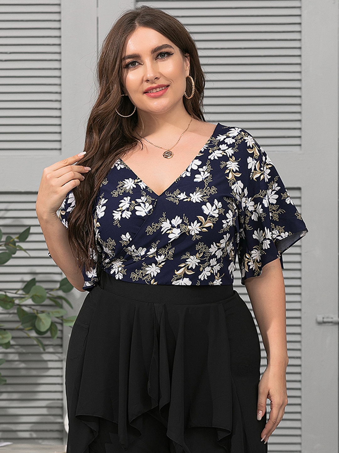 

URBANIC Navy Blue & White Floral Styled Back Crop Top
