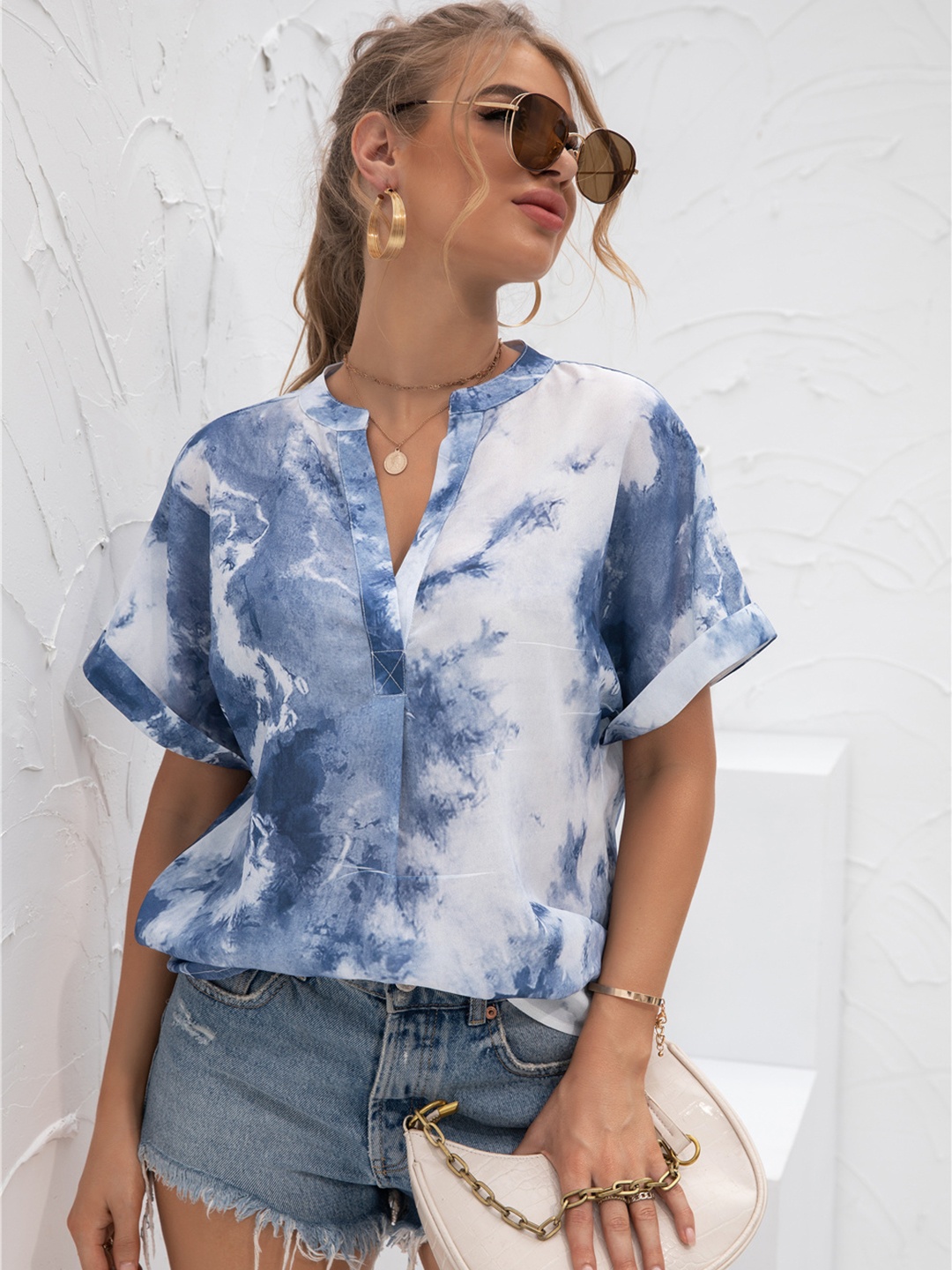 

URBANIC Blue & White Tie and Dye Printed Regular Top