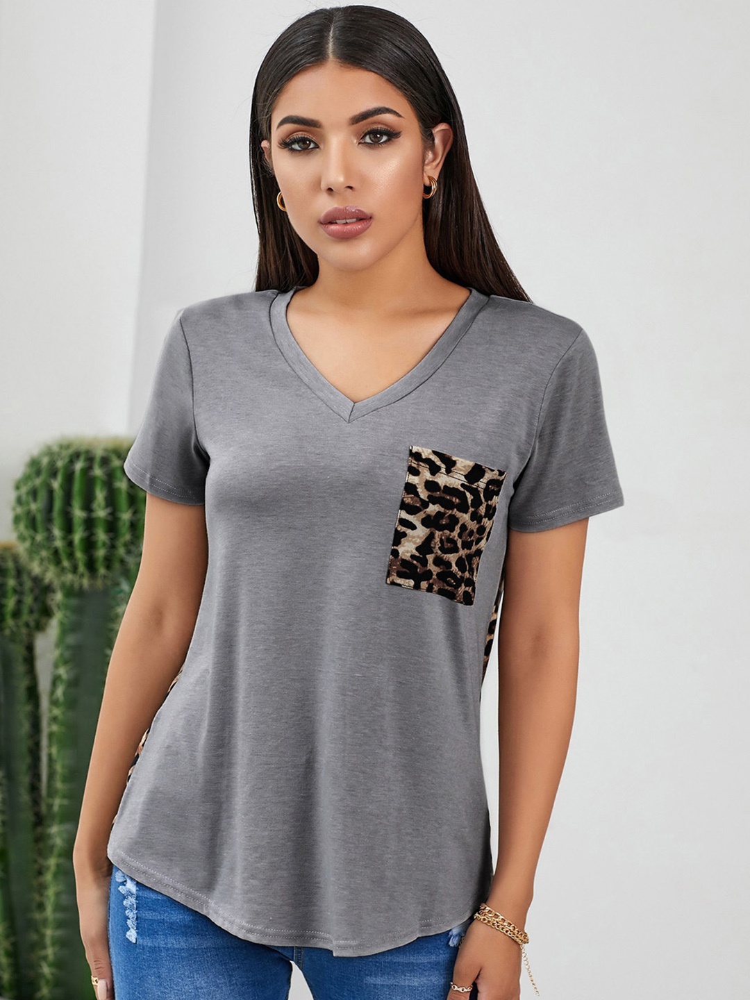 

URBANIC Women Grey Melange & Black Leopard Print Back V-Neck T-shirt