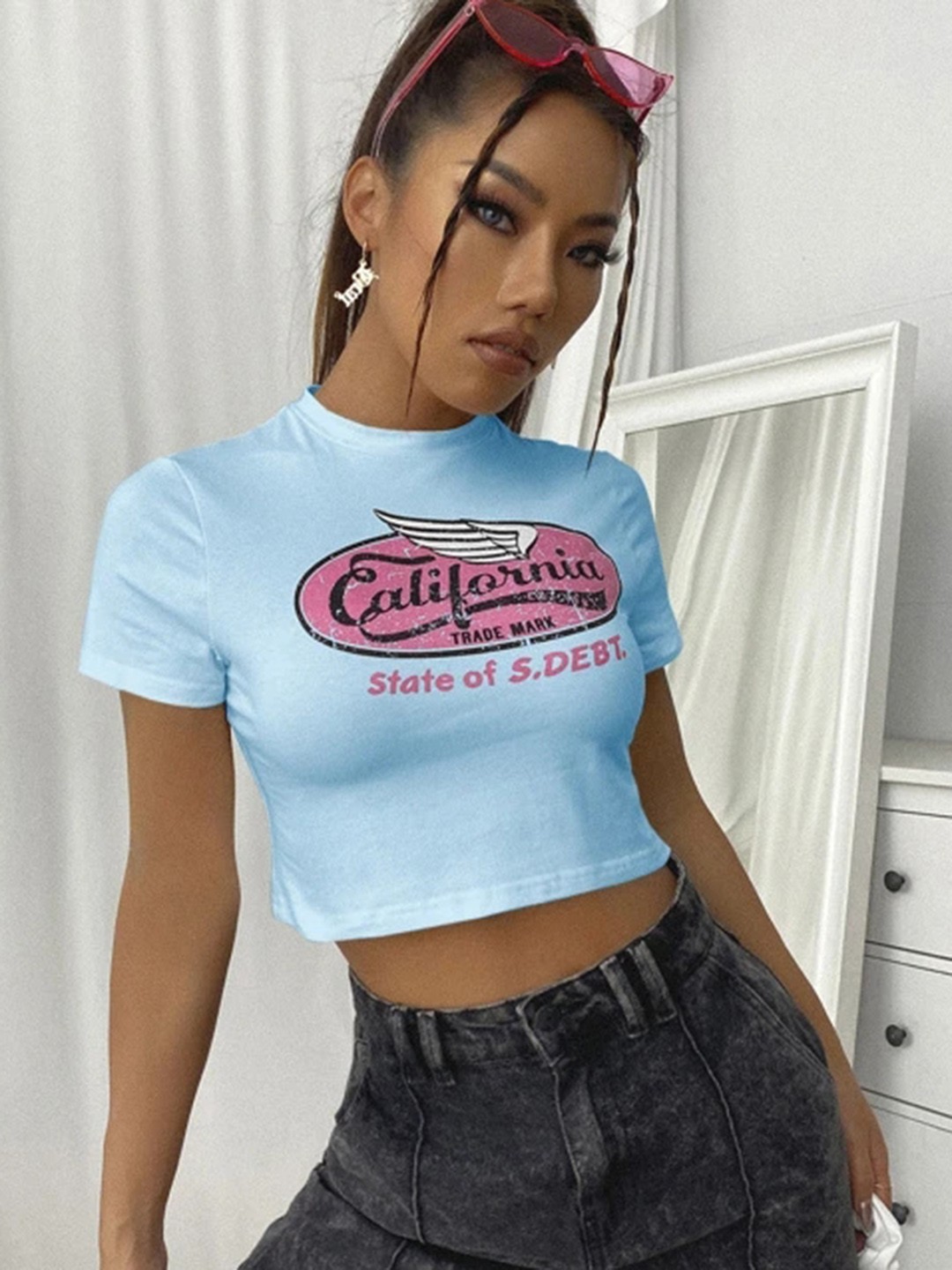 

URBANIC Women Blue & Pink Graphic Print Slim Fit Cotton Crop T-shirt