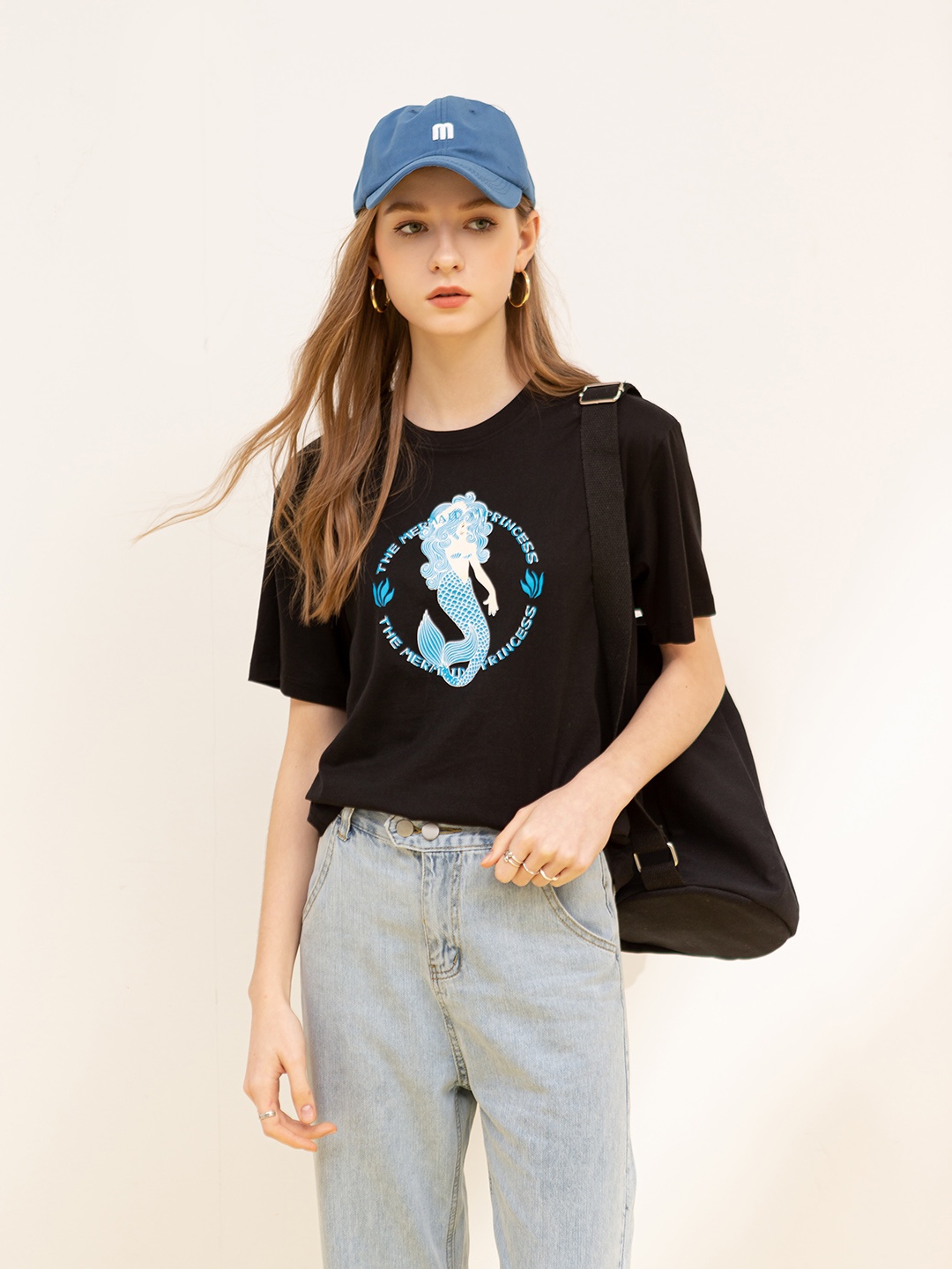 

URBANIC Women Black & Blue Pure Cotton Printed T-shirt
