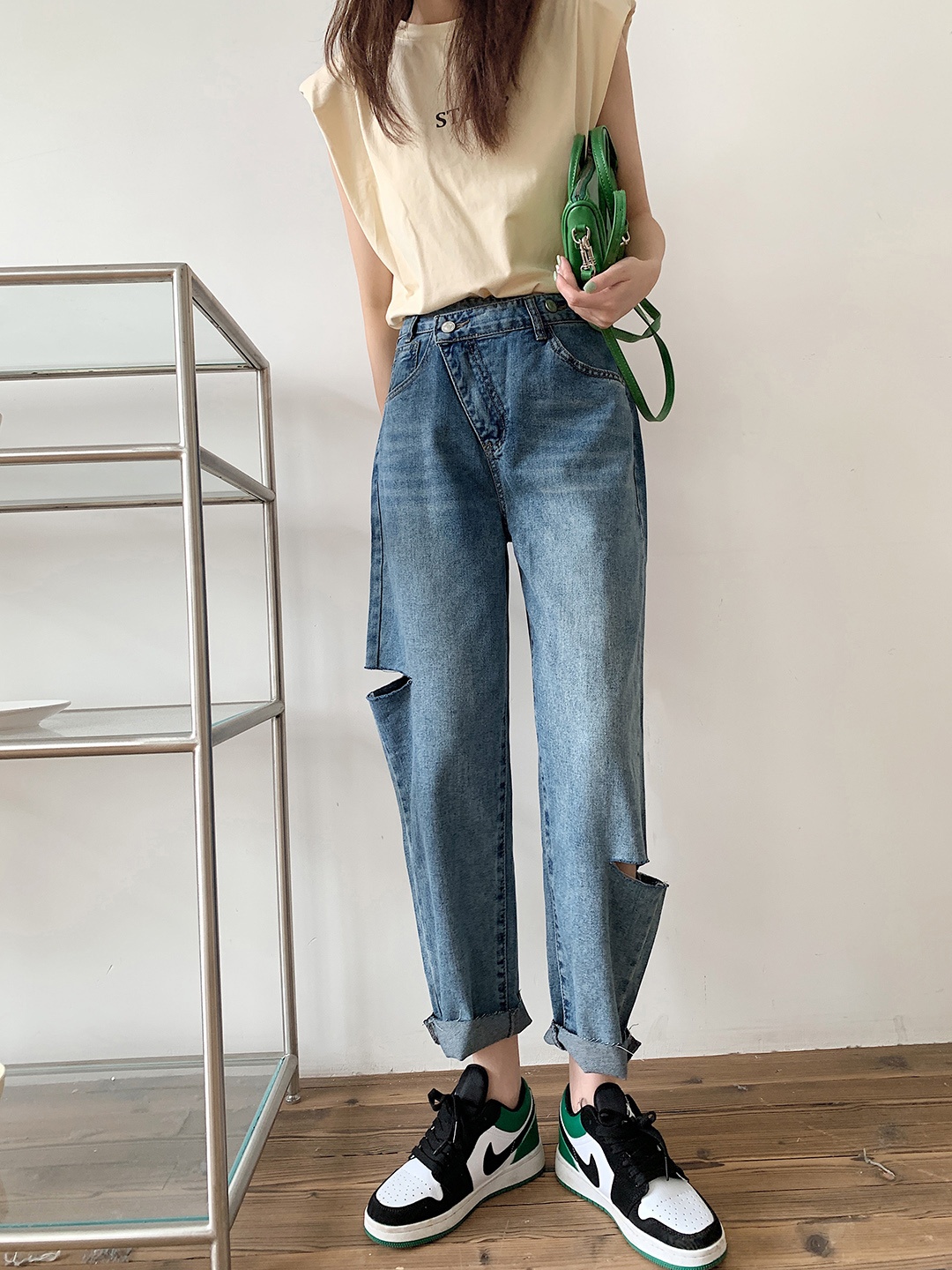 

URBANIC Women Blue Straight Fit Slash Knee Light Fade Stretchable Jeans