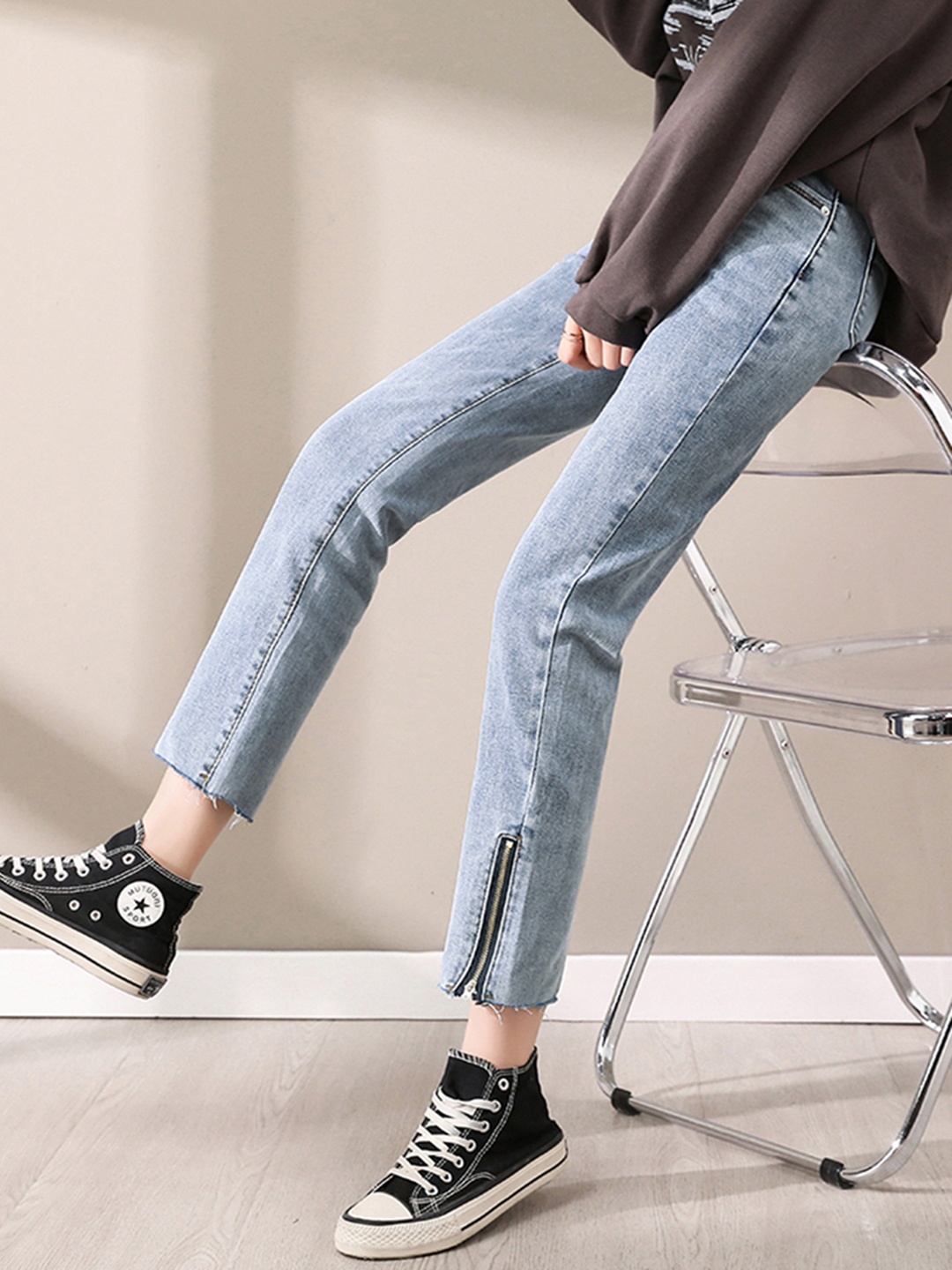 

URBANIC Women Blue Straight Fit Light Fade Jeans