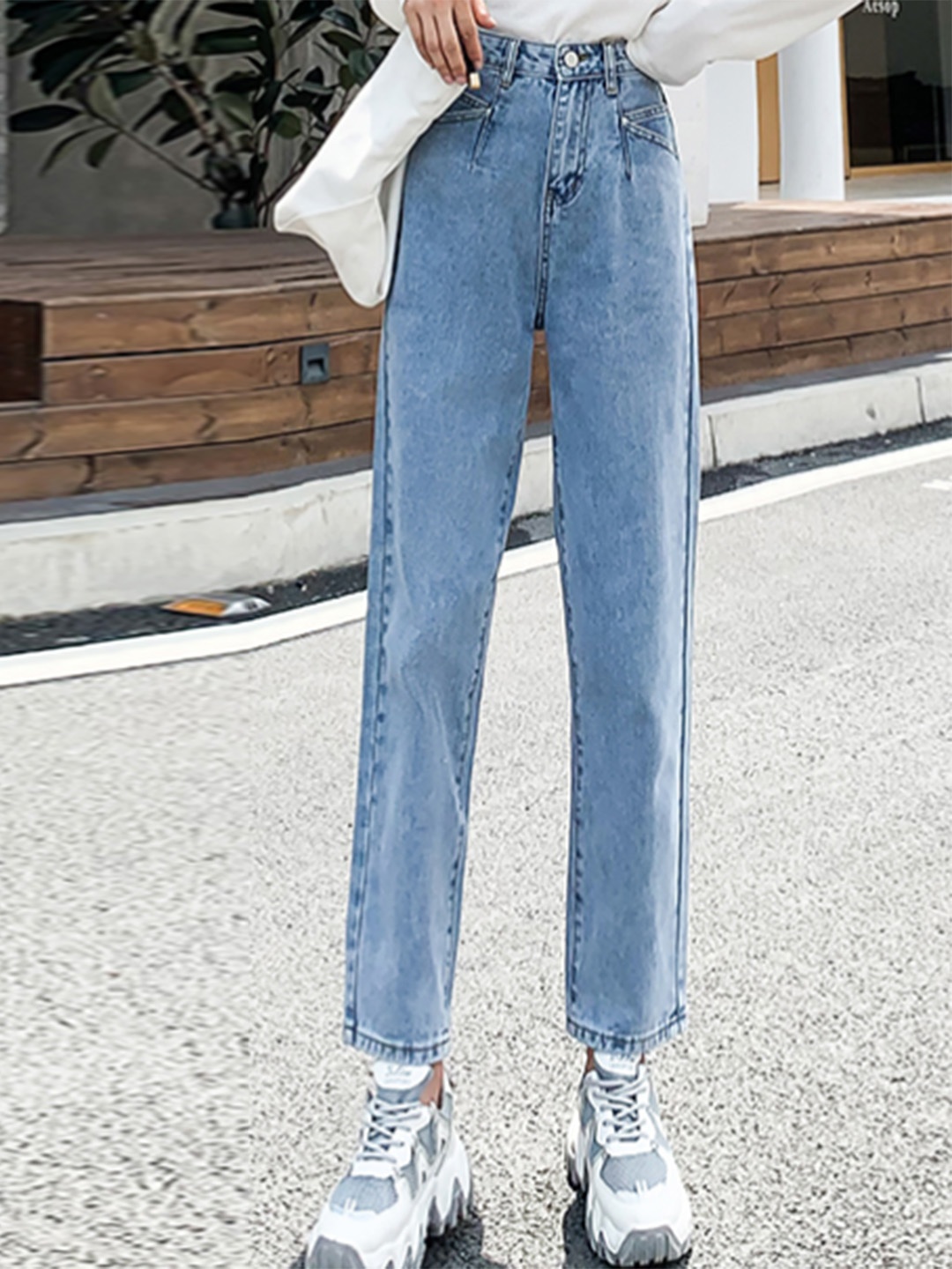 

URBANIC Women Blue Straight Fit Stretchable Jeans