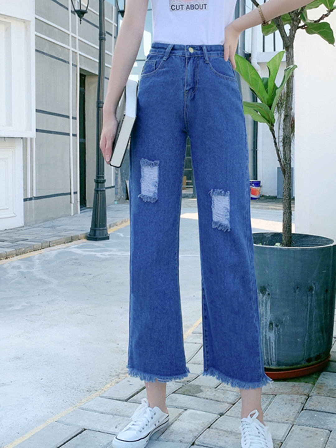 

URBANIC Women Blue Wide Leg Mildly Distressed Non-Stretchable Jeans