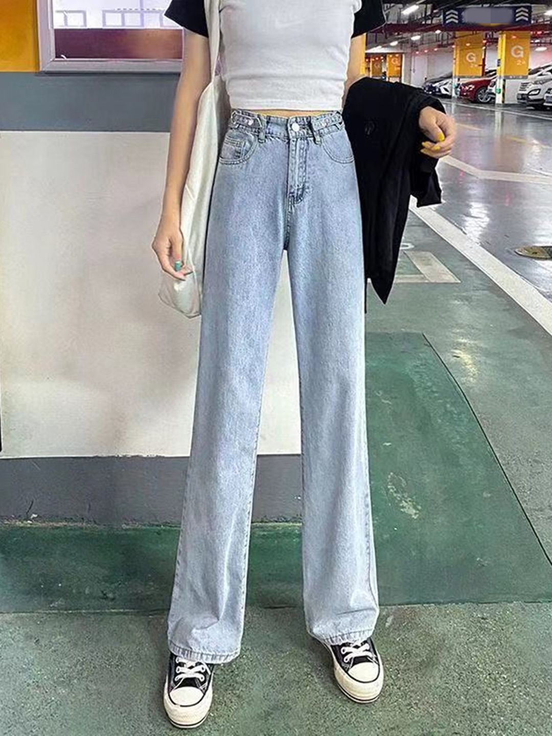 

URBANIC Women Blue Wide Leg Light Fade Cotton Jeans with Waist Tab