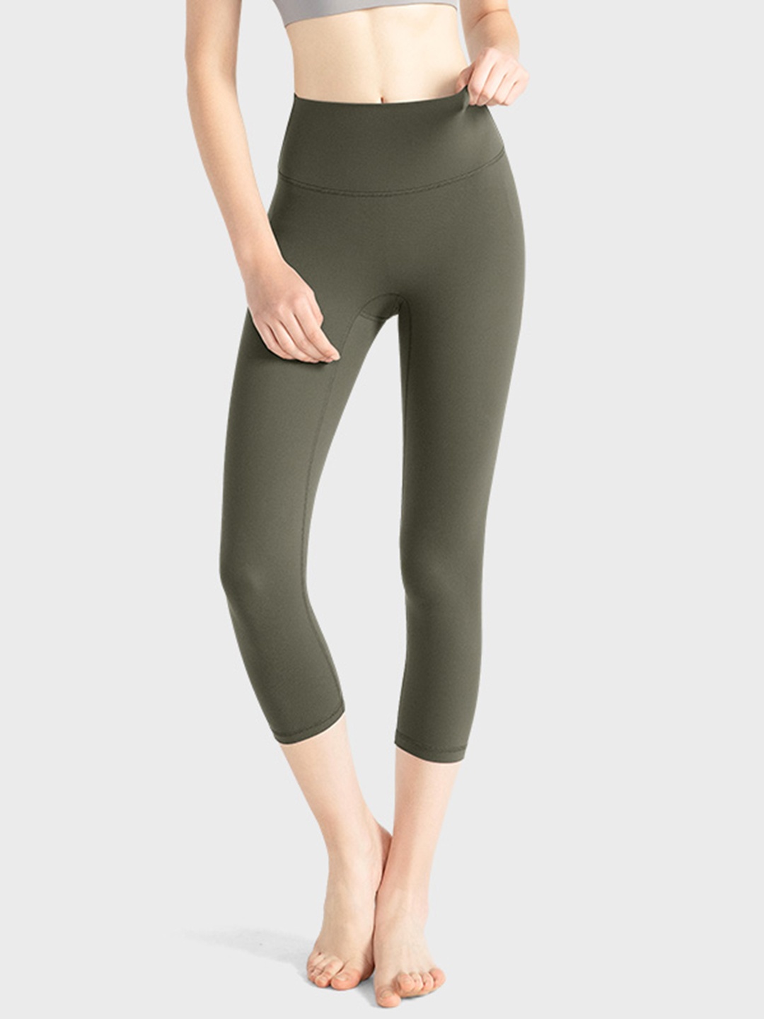 

URBANIC Women Olive Green Solid Slim-Fit 3/4 Gym Tights