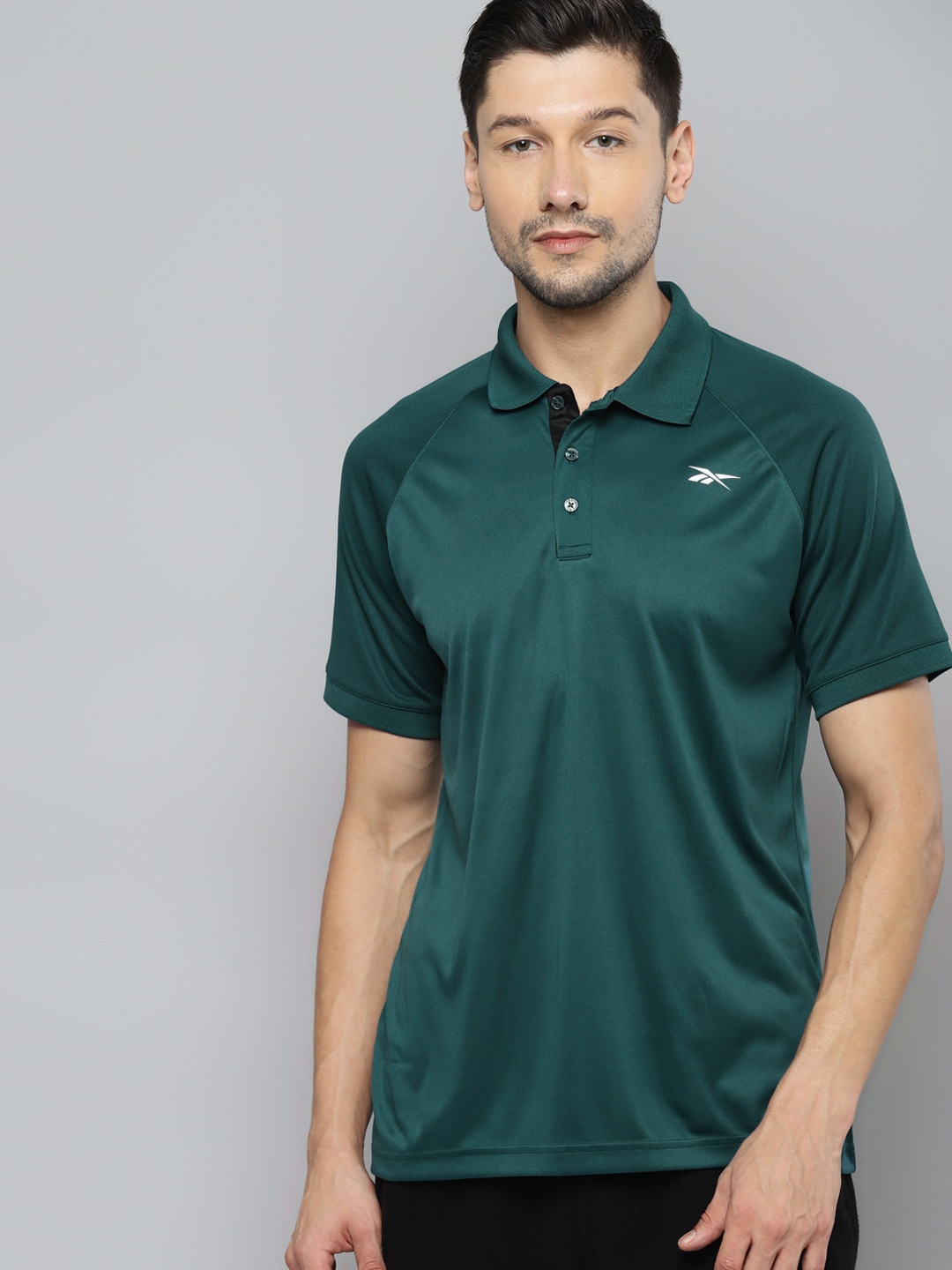 

Reebok Men Green Polo Collar Raglan Sleeve T-shirt