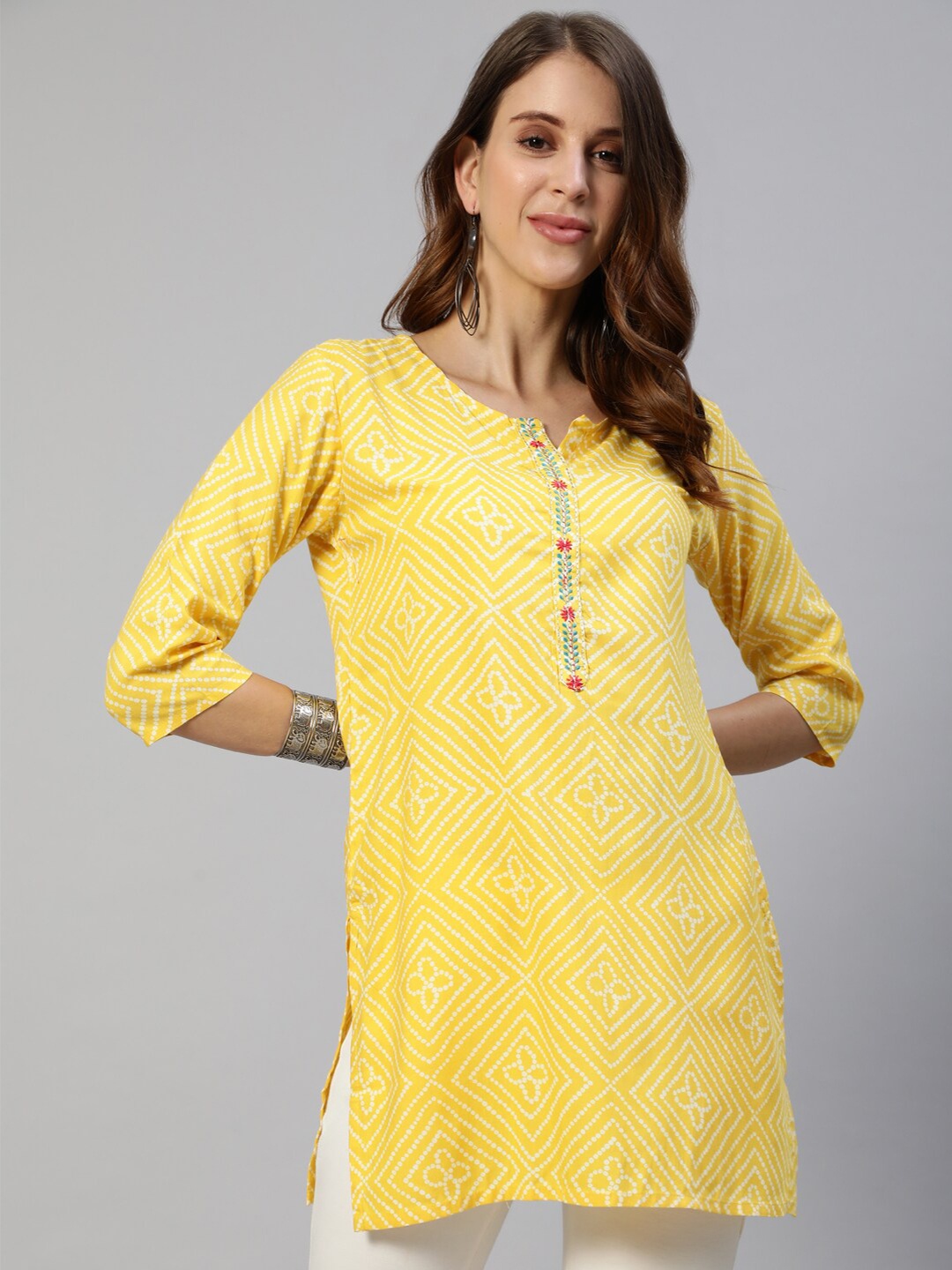 

Ishin Yellow & White Bandhani Printed Kurti