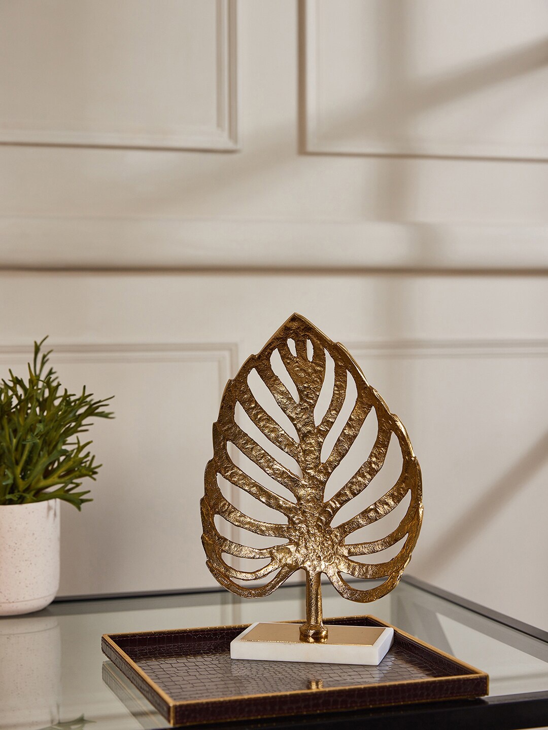 

Pure Home and Living Gold-Toned Monstera Leaf Stand Centrepiece Showpiece