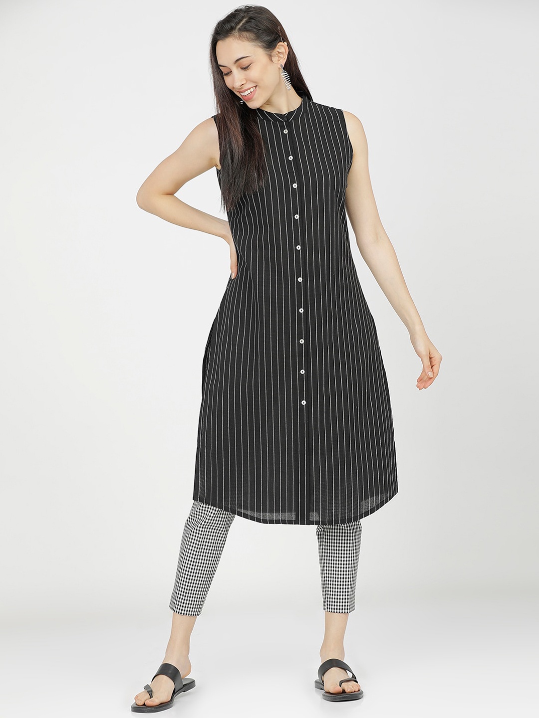 

Vishudh Women Black & White Striped Straight Sleeveless Kurta