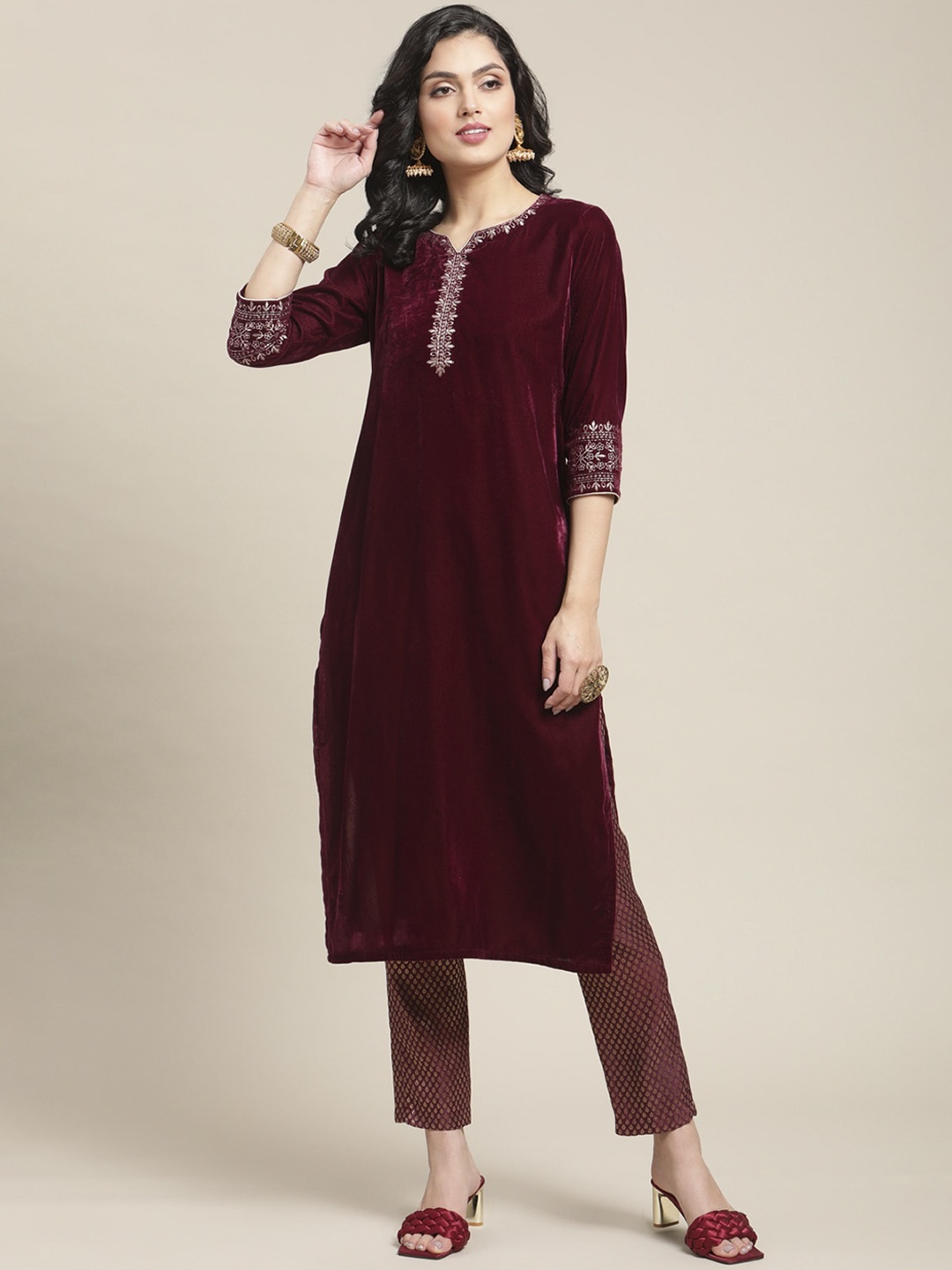 

Varanga Notch Neck Sequinned Velvet Straight Kurta with Trousers, Magenta