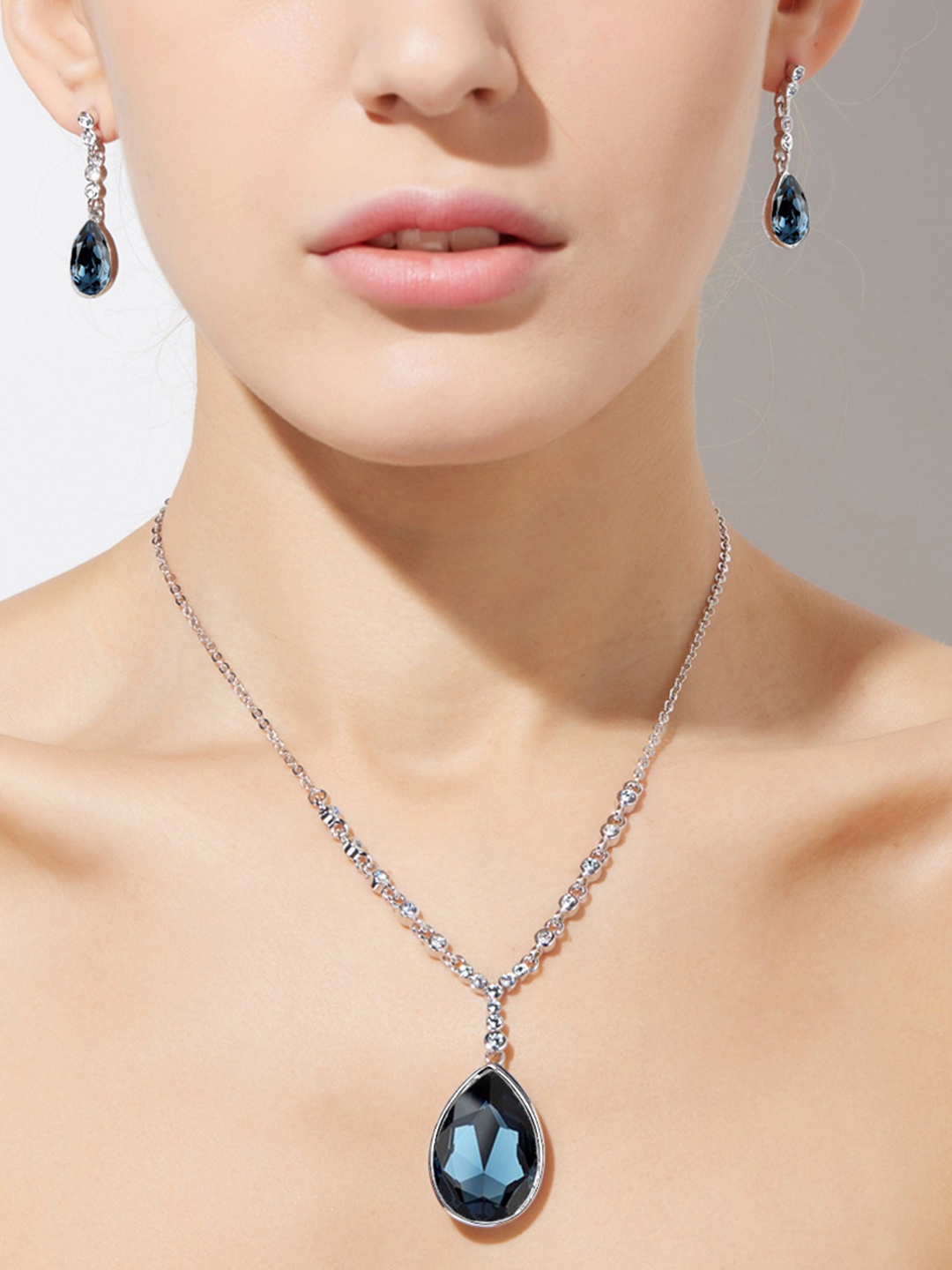 

Yellow Chimes Silver Plated Navy Blue Swarovski Crystal Studded Pendant Set