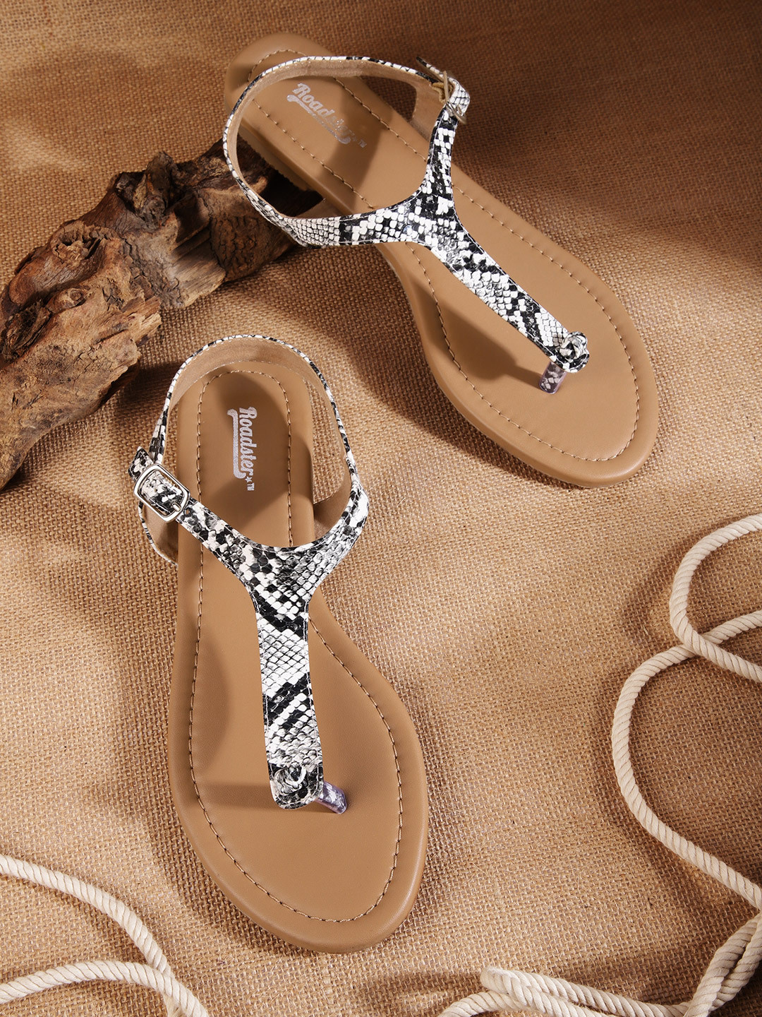 

The Roadster Lifestyle Co Women White & Black Snakeskin Print T-Strap Flats