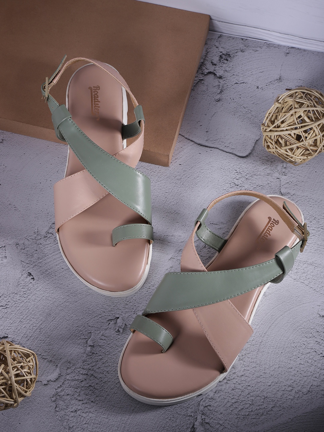 

Roadster Women Nude-Coloured & Green Colourblocked One Toe Flats