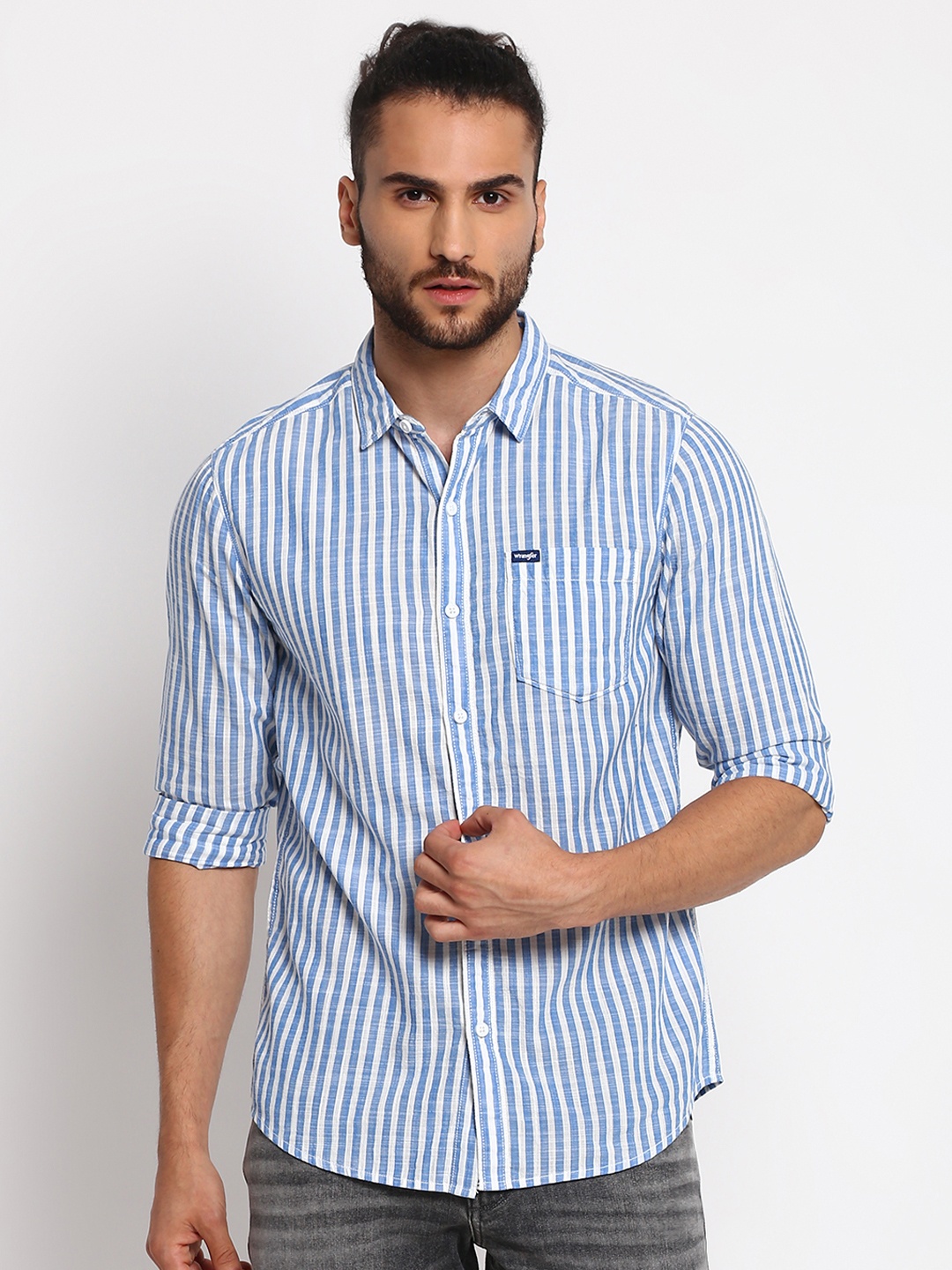 

Wrangler Men Blue Slim Fit Opaque Striped Casual Shirt