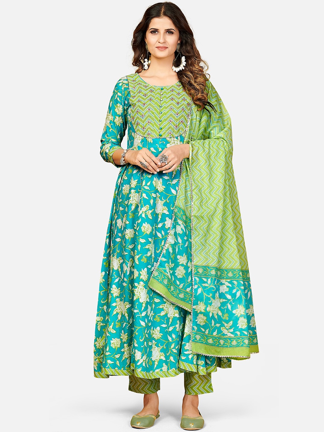 

Vbuyz Women Turquoise Blue Floral Printed Empire Gotta Patti Pure Cotton Kurta with Trousers & With Dupatta