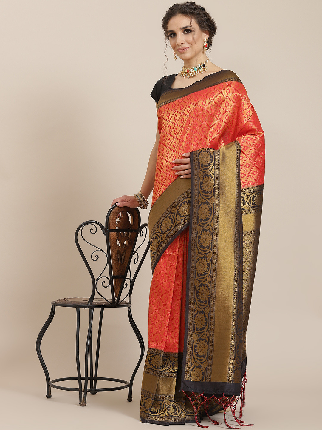 

SHARAA ETHNICA Red & Gold-Toned Woven Design Zari Silk Blend Kanjeevaram Saree