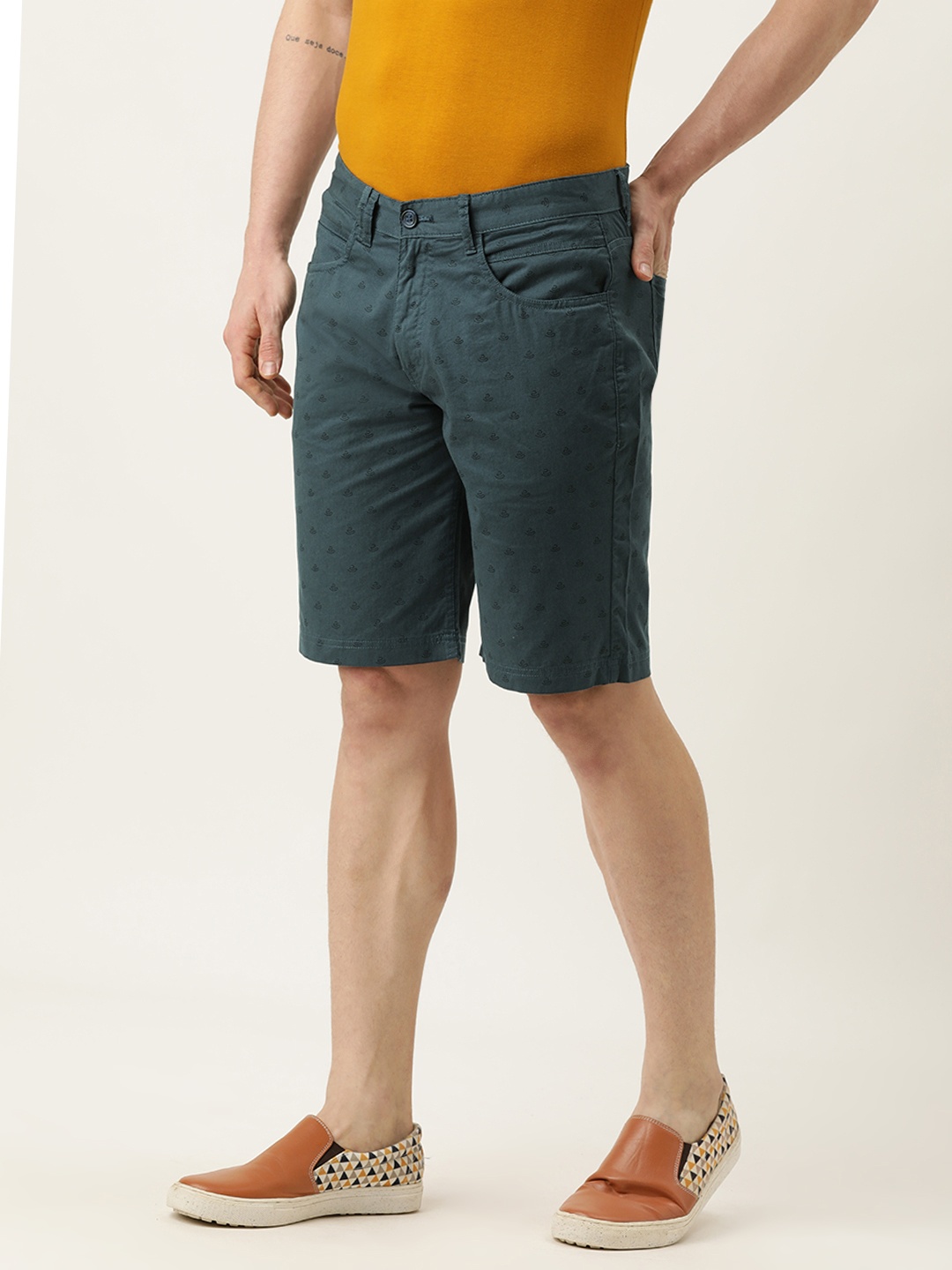 

IVOC Men Grey Printed Pure Cotton Slim Fit Chino Shorts