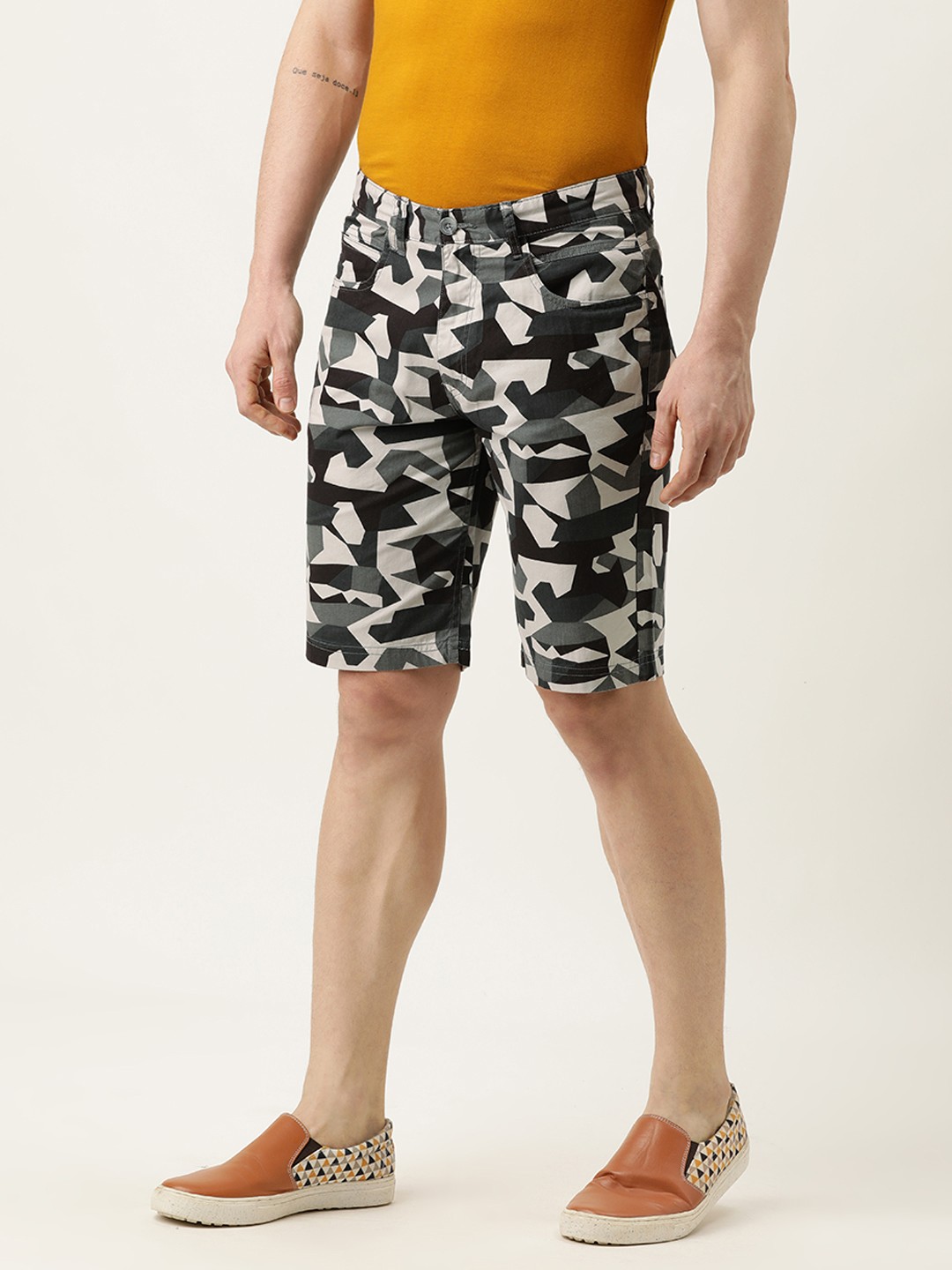

IVOC Men Grey & Brown Printed Slim Fit Chino Shorts