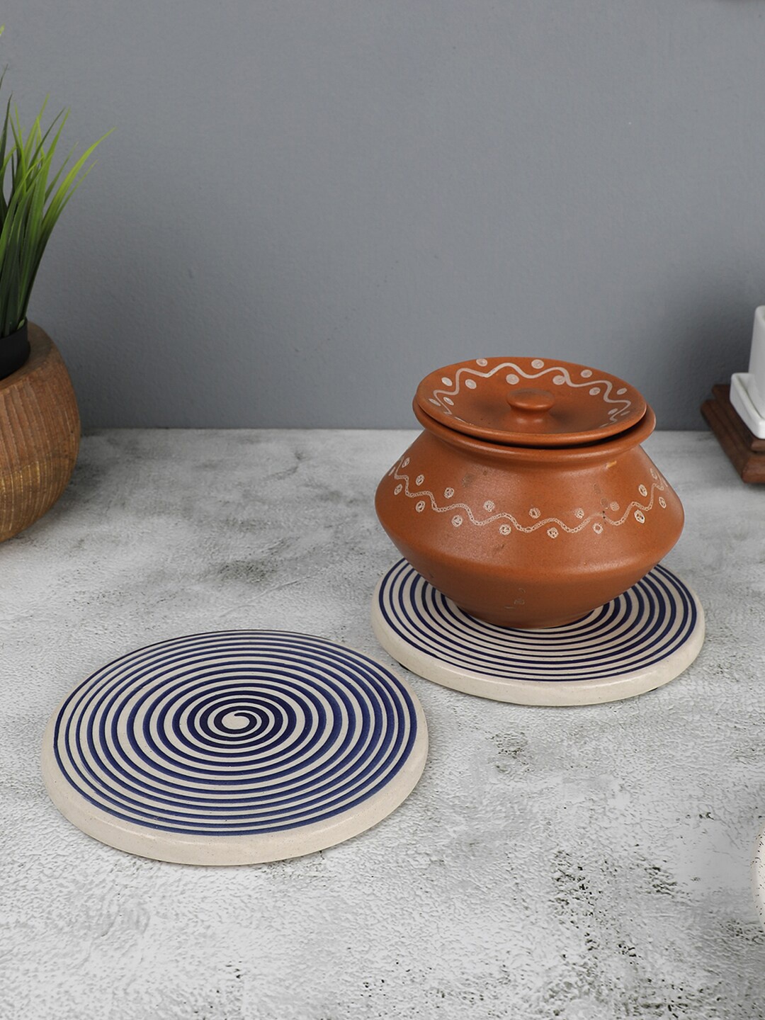 

VarEesha Set Of 2 Blue & Off-White Striped Spiral Trivets Coasters