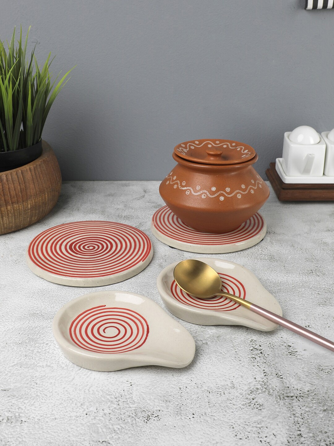 

VarEesha Red Set of 4 Handcrafted Spiral Ceramic Spoon Rests and Trivets