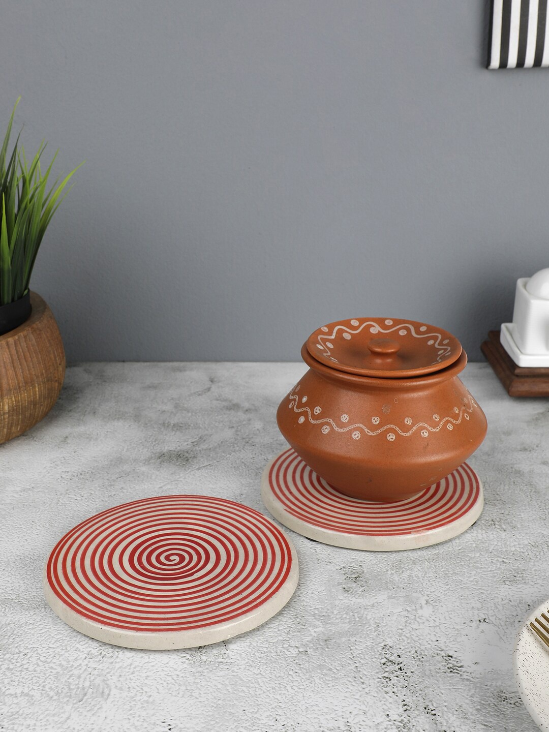 

VarEesha Red Set of 2 Spiral Ceramic Trivets