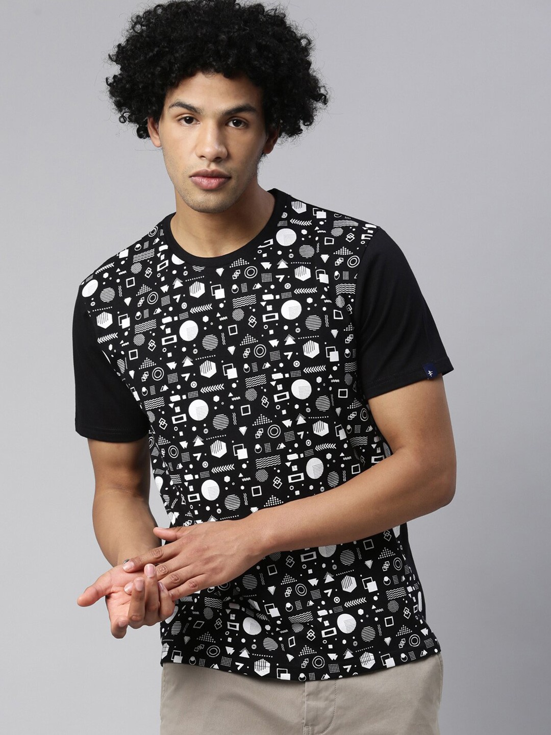 

Breakbounce Men Black Floral Printed T-shirt