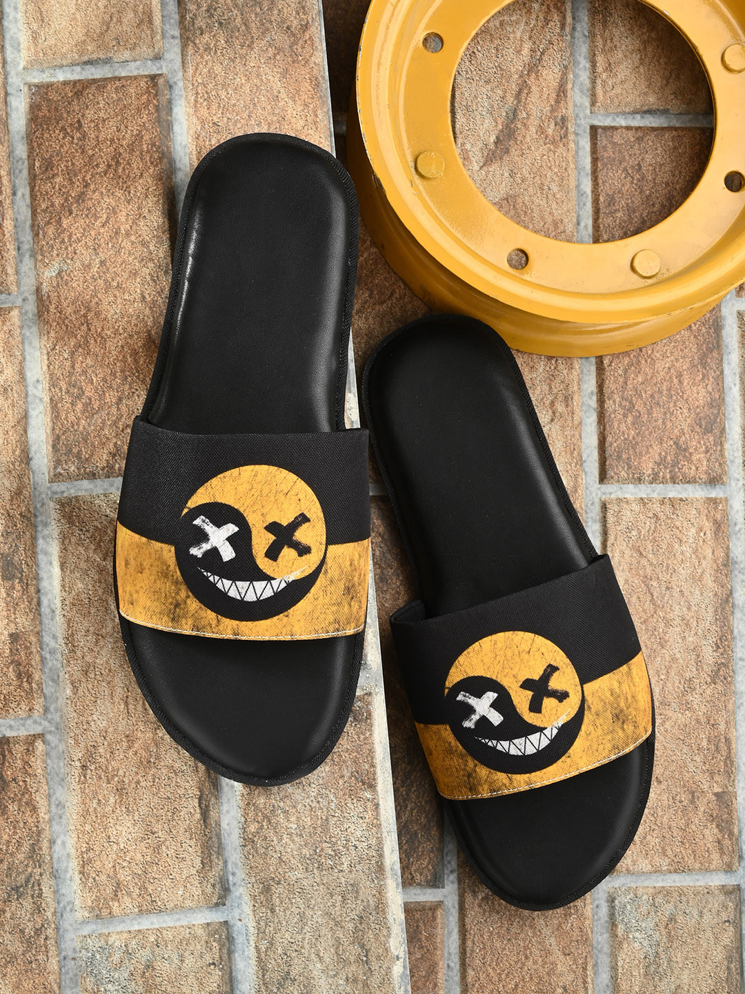 

EXTRIMOS Men Yellow & Black Printed Sliders