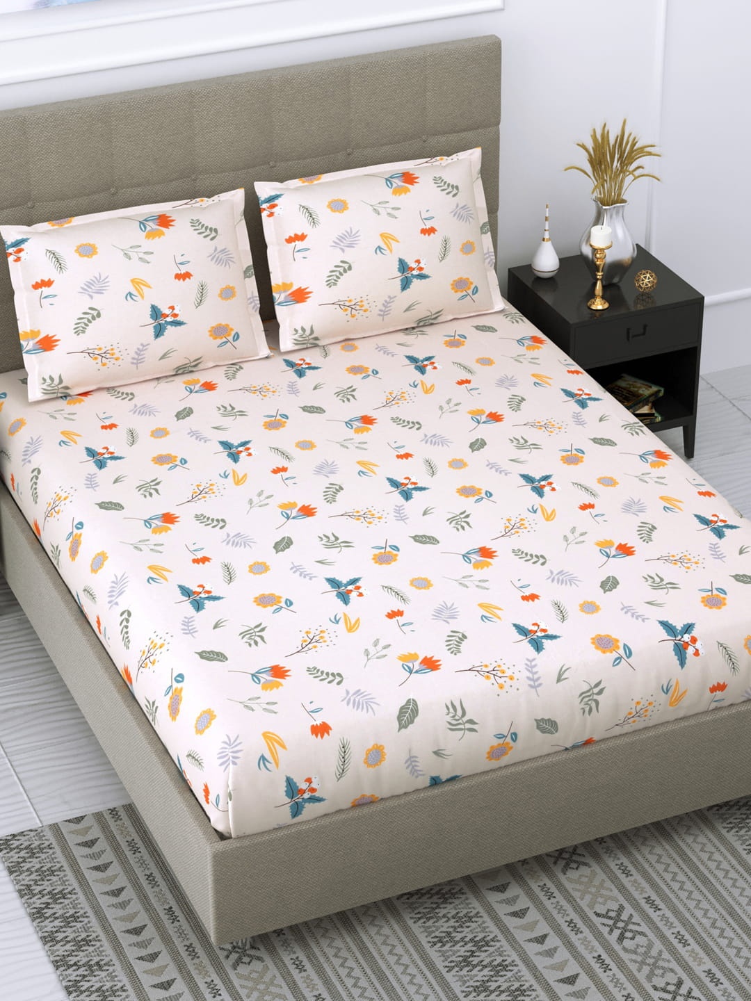 

DREAM WEAVERZ Cream-Coloured & Blue Floral Glazed Cotton 220 TC Queen Bedsheet with 2 Pillow Covers