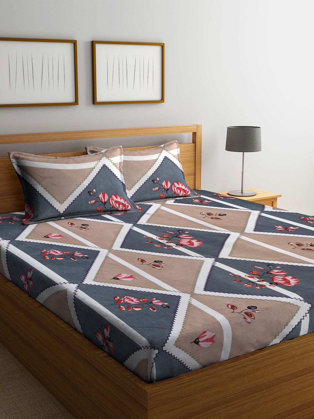 

KLOTTHE Grey & Brown Geometric 210 TC King Bedsheet with 2 Pillow Covers