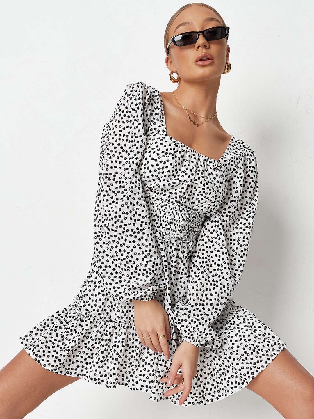 

Missguided White & Black Ditsy Floral Fit & Flare Dress