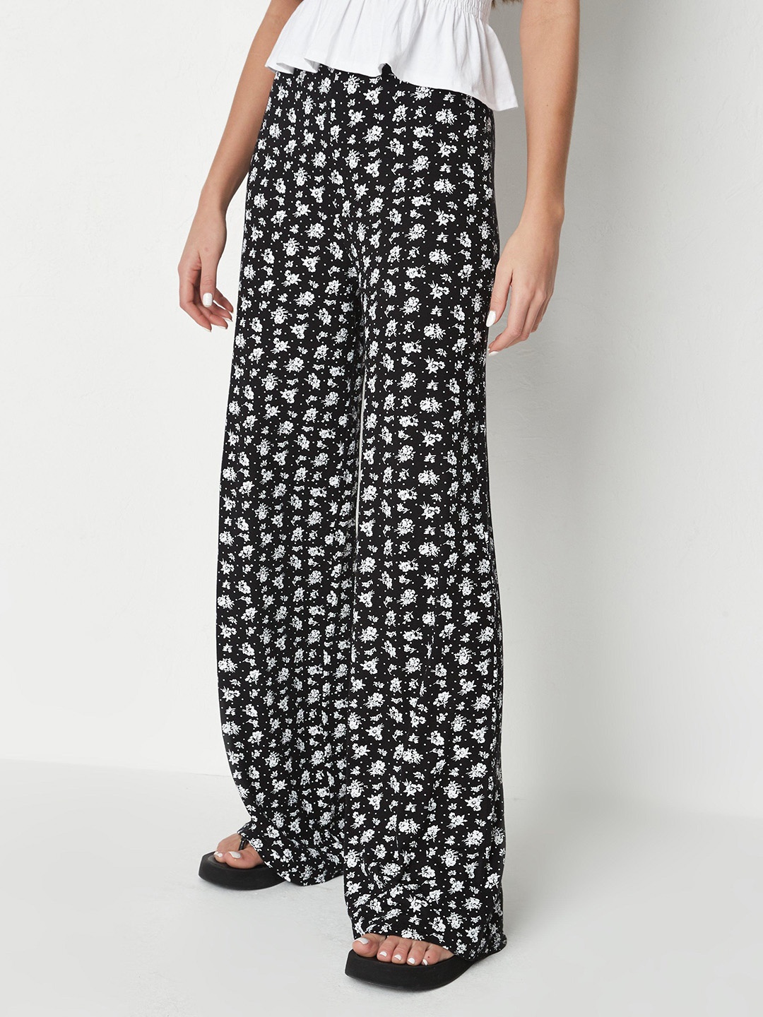 

Missguided Women Black & White Ditsy Floral Printed Parallel Trousers