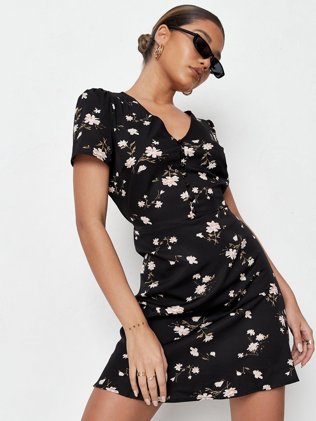 

Missguided Black & Peach-Coloured Floral Mini Fit & Flare Dress