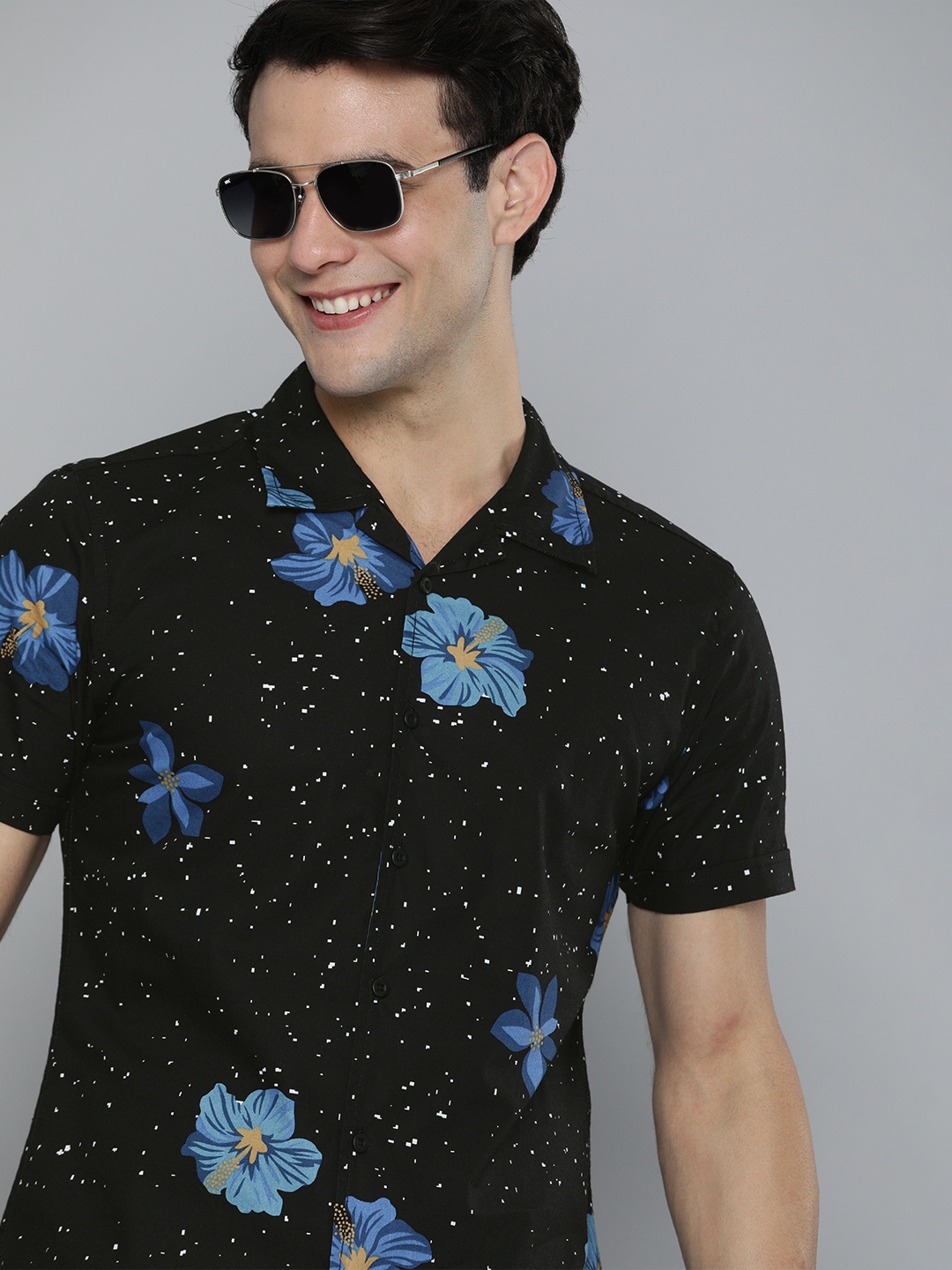 

HERE&NOW Men Black & Blue Slim Fit Floral Printed Pure Cotton Casual Shirt